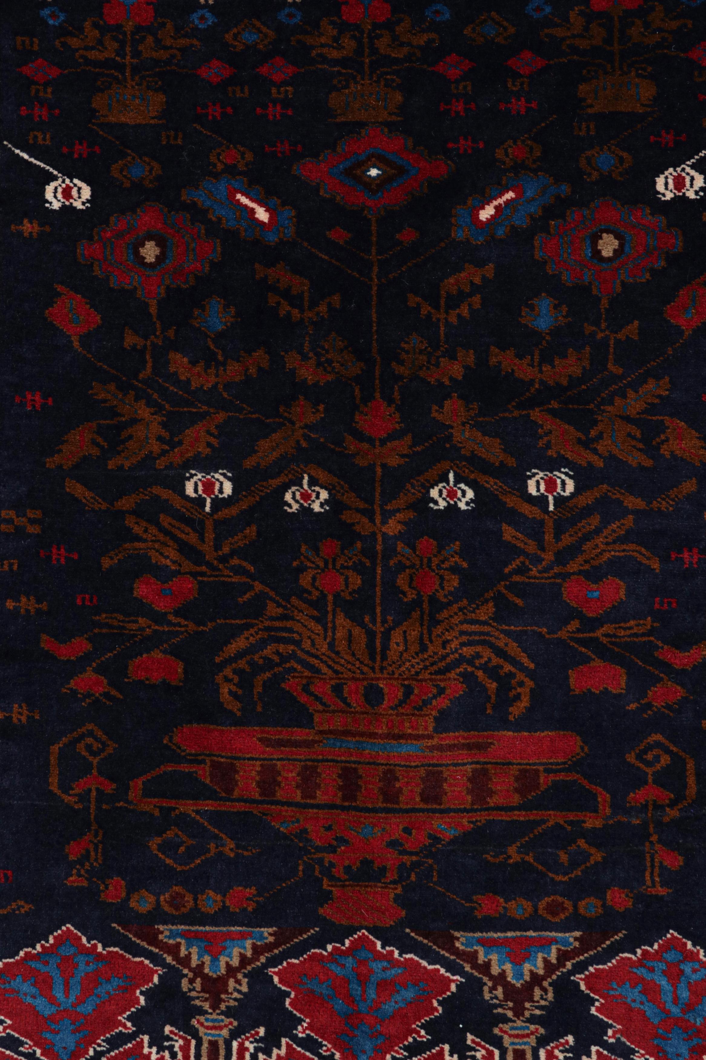 Alter Belutsch-Perserteppich in Blau mit rot-braunen Mustern von Rug & Kilim (Handgeknüpft) im Angebot