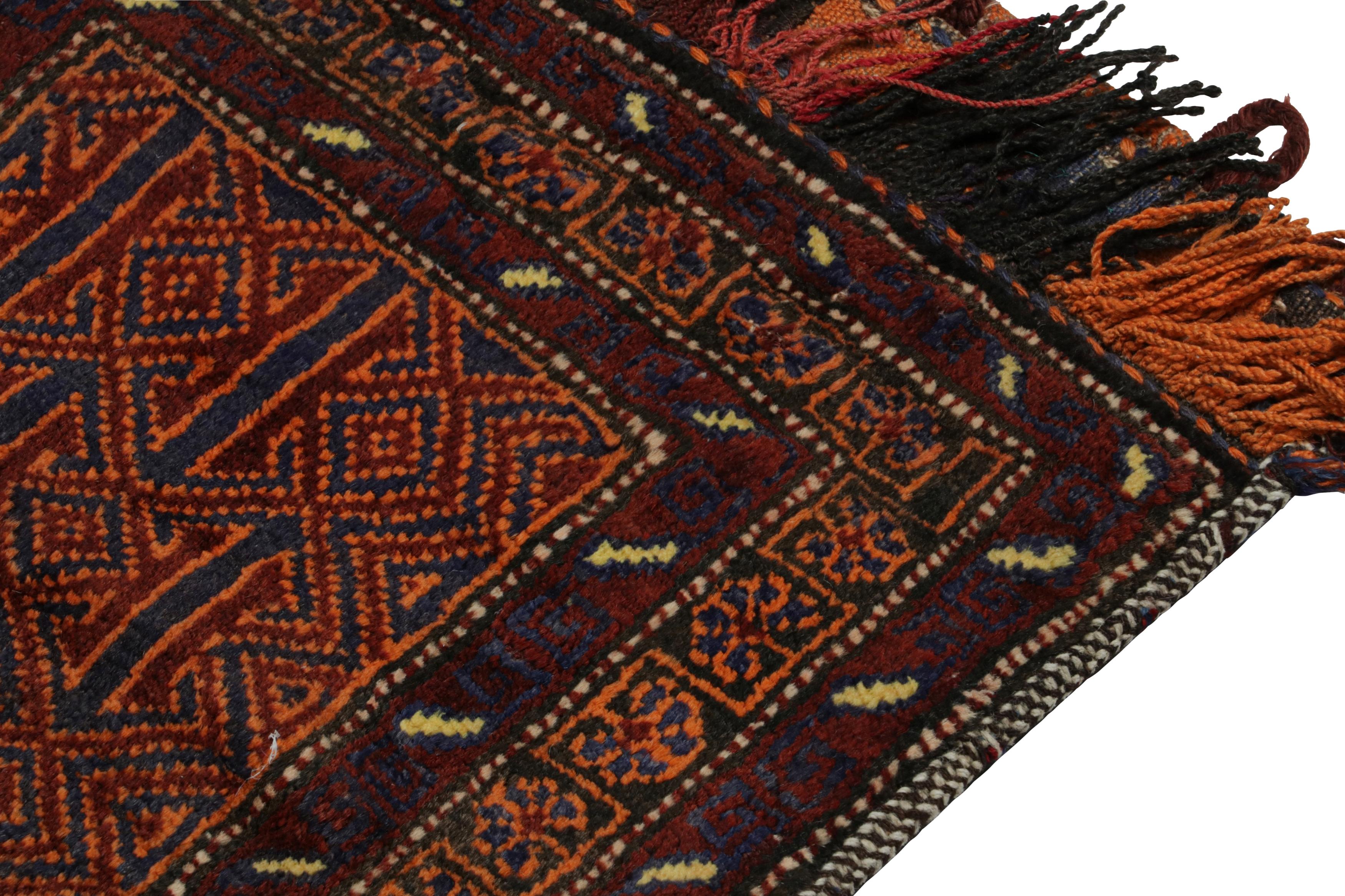 Alfombra afgana Baluch vintage con motivos marrones, azules y naranjas de Rug & Kilim Anudado a mano en venta