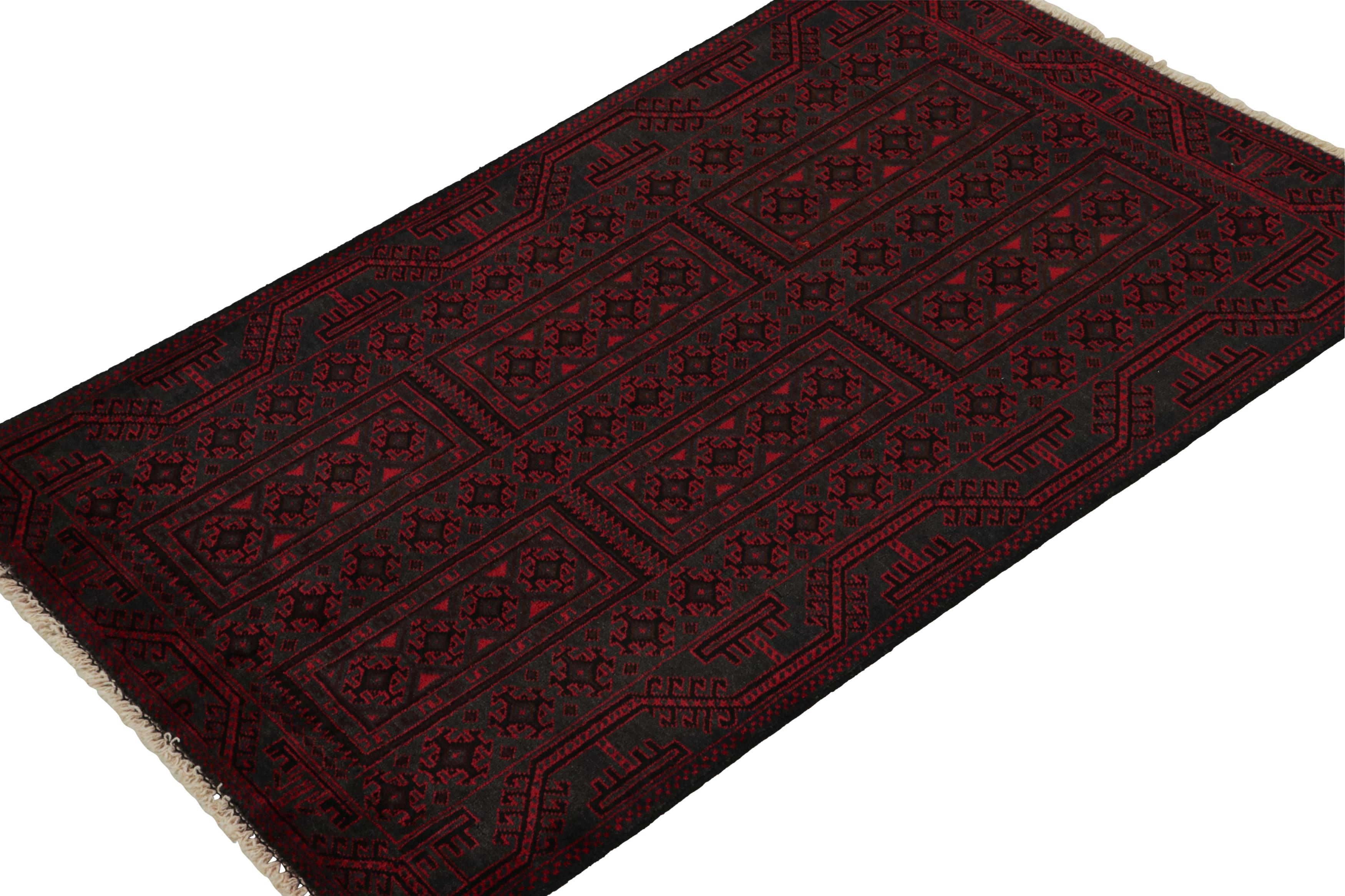 Dieser handgeknüpfte Wollteppich 3x5 aus den 1950er Jahren ist der jüngste Neuzugang in der Rug & Kilim'S Antique & Vintage Collection.

Über das Design:

Der persische Belutsch-Teppich trägt Stammesmuster in satten Rot- und Schwarztönen. Ein