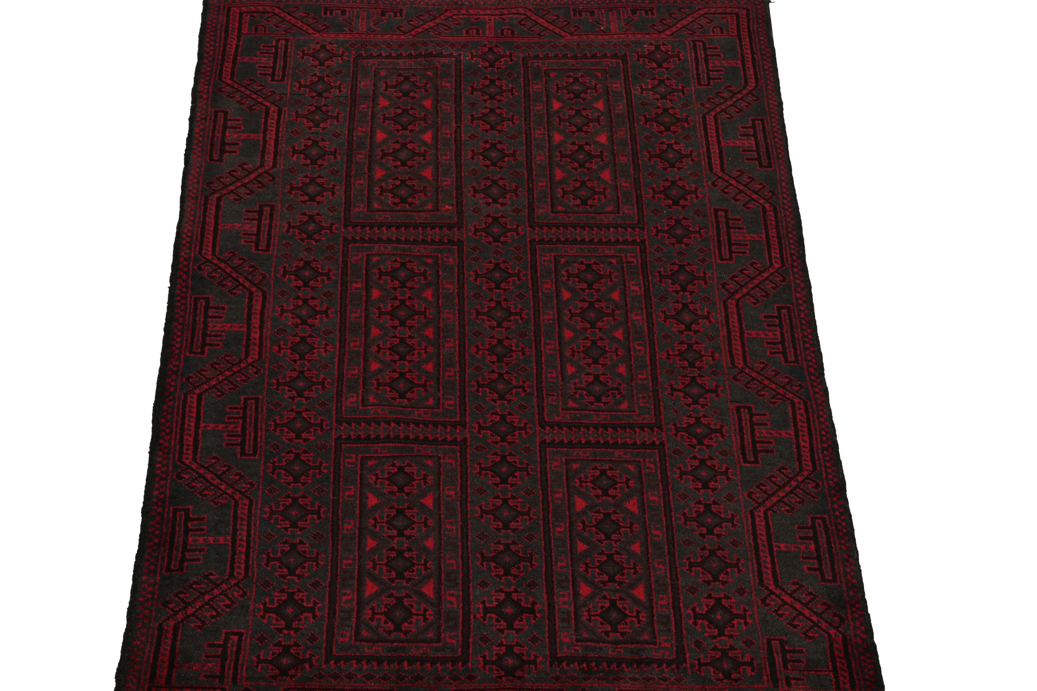 Vintage Baluch Perserteppich mit roten und schwarzen Mustern von Rug & Kilim (Stammeskunst) im Angebot