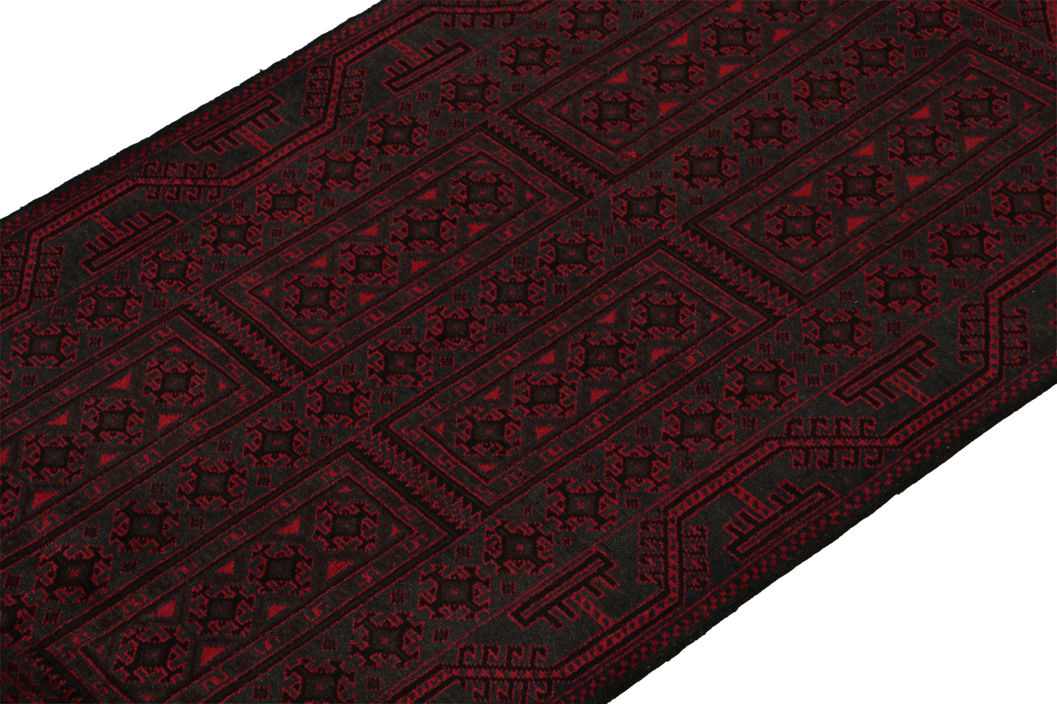Vintage Baluch Perserteppich mit roten und schwarzen Mustern von Rug & Kilim (Persisch) im Angebot