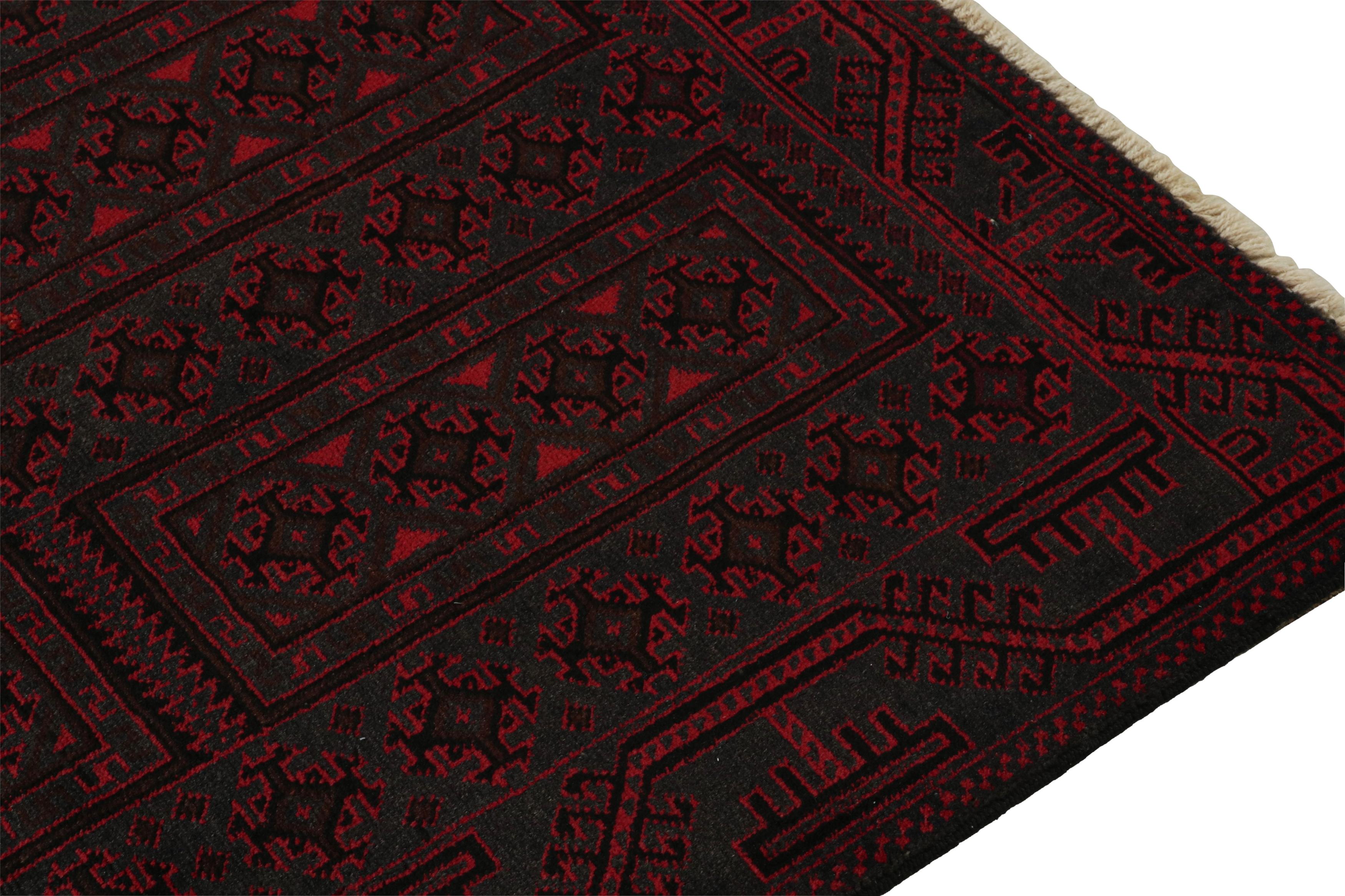 Vintage Baluch Perserteppich mit roten und schwarzen Mustern von Rug & Kilim (Handgeknüpft) im Angebot