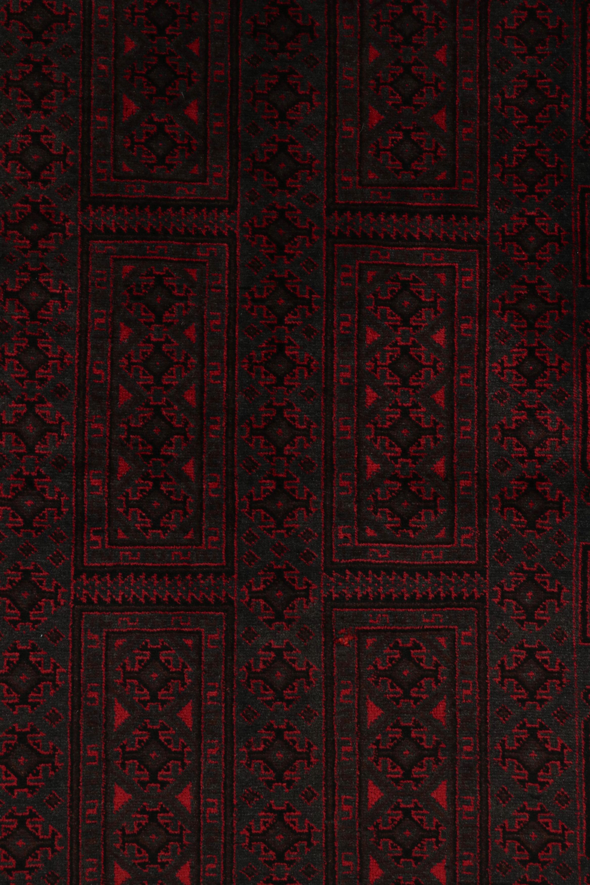 Vintage Baluch Perserteppich mit roten und schwarzen Mustern von Rug & Kilim im Zustand „Gut“ im Angebot in Long Island City, NY