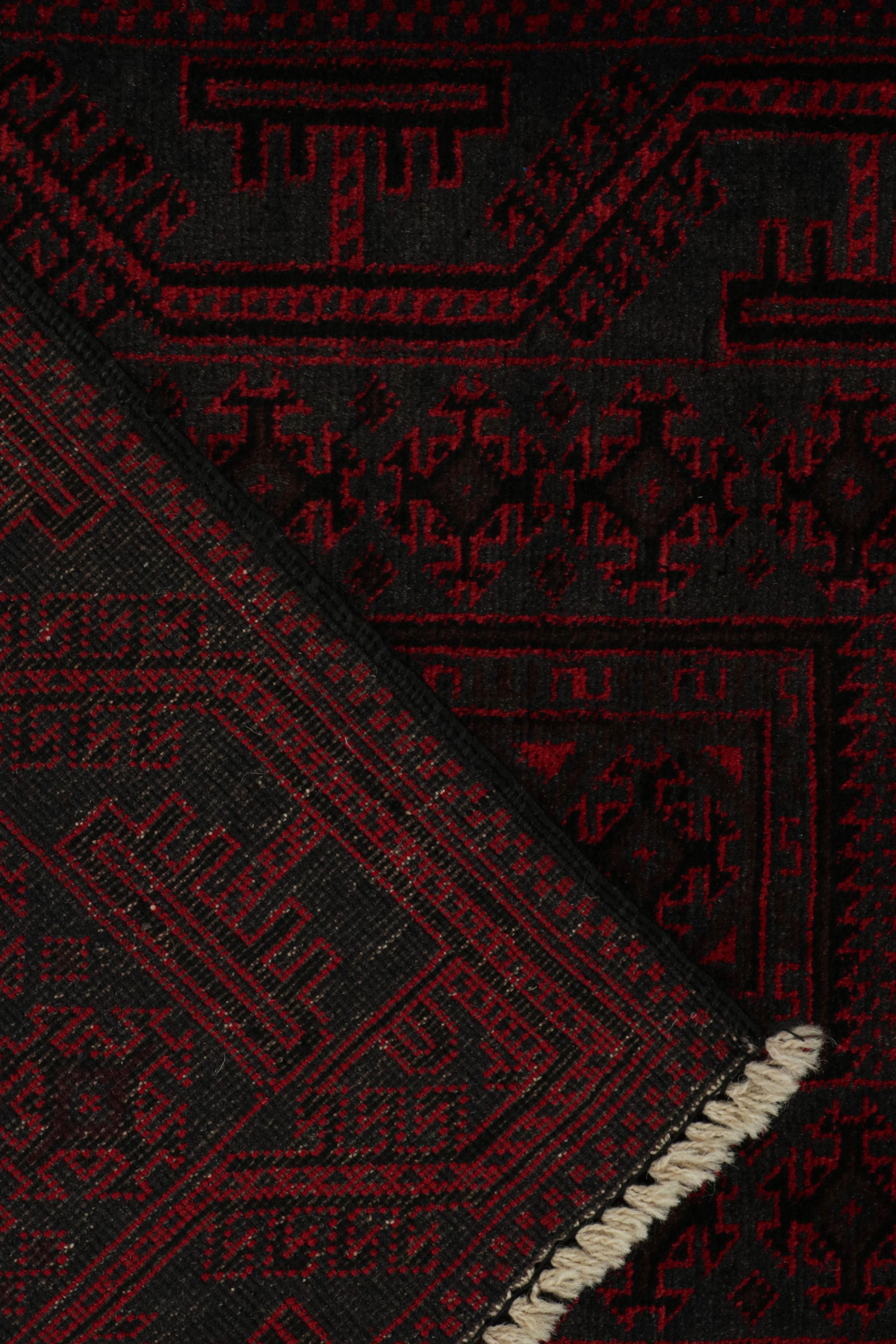 Milieu du XXe siècle Tapis afghan Baluch à motifs rouges et noirs de Rug & Kilim en vente