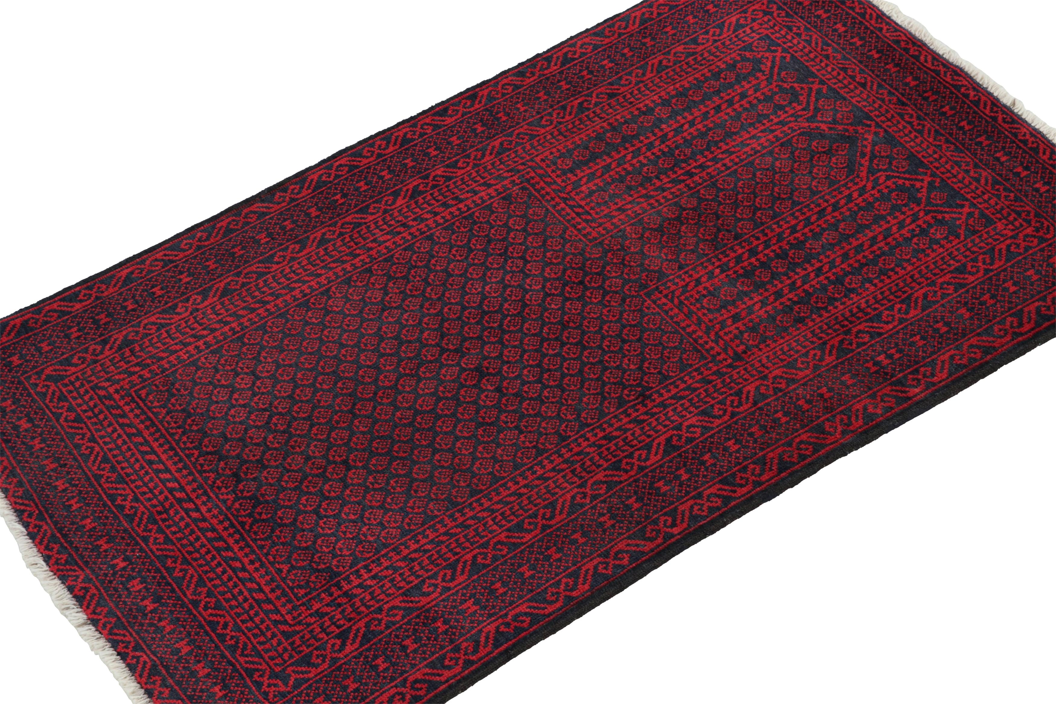 Dieser handgeknüpfte Wollteppich 3x5 aus den 1950er Jahren ist der jüngste Neuzugang in der Rug & Kilim'S Antique & Vintage Collection.

Über das Design:

Der Belutsch-Perserteppich trägt Stammesmuster in satten Rot- und Blauschwarztönen. Ein