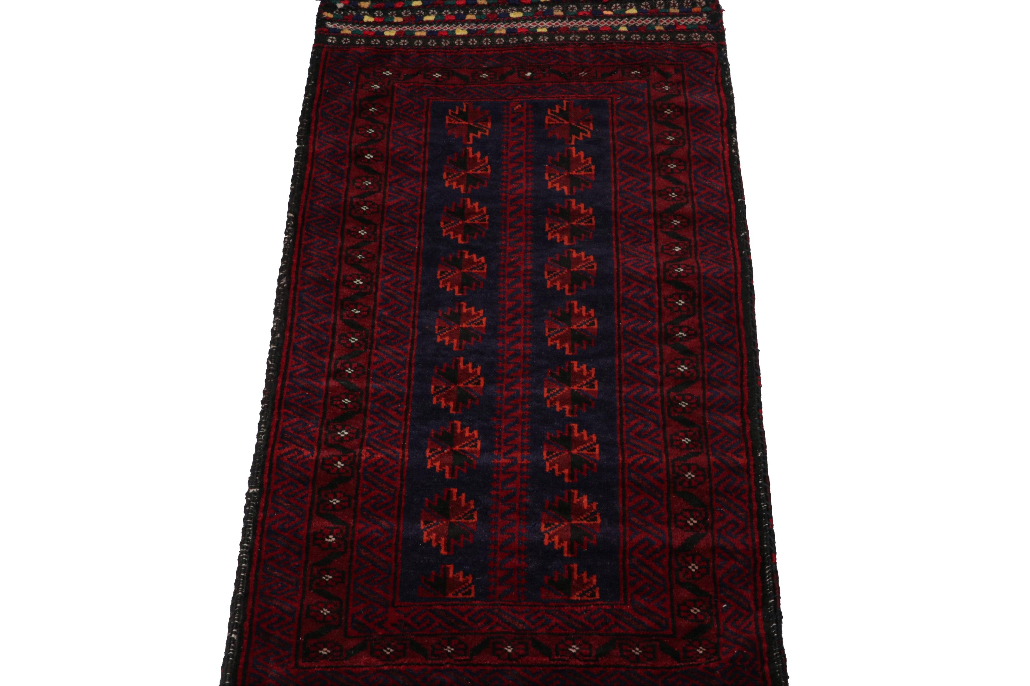 Vintage Baluch Perserteppich mit roten, blauen und schwarzen Mustern von Rug & Kilim (Stammeskunst) im Angebot