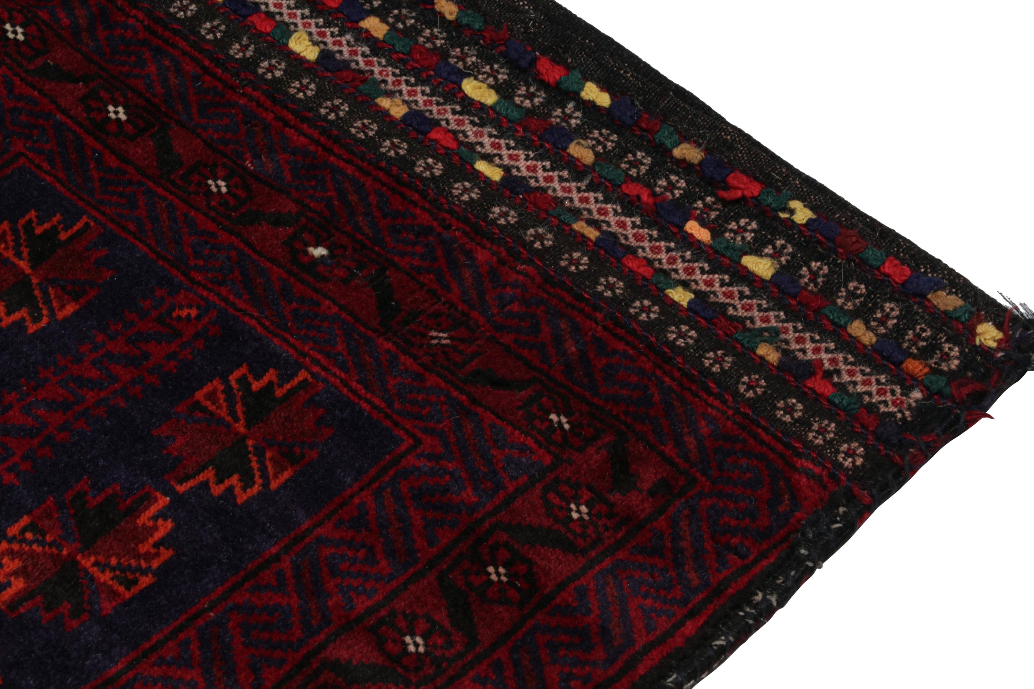 Vintage Baluch Perserteppich mit roten, blauen und schwarzen Mustern von Rug & Kilim (Handgeknüpft) im Angebot