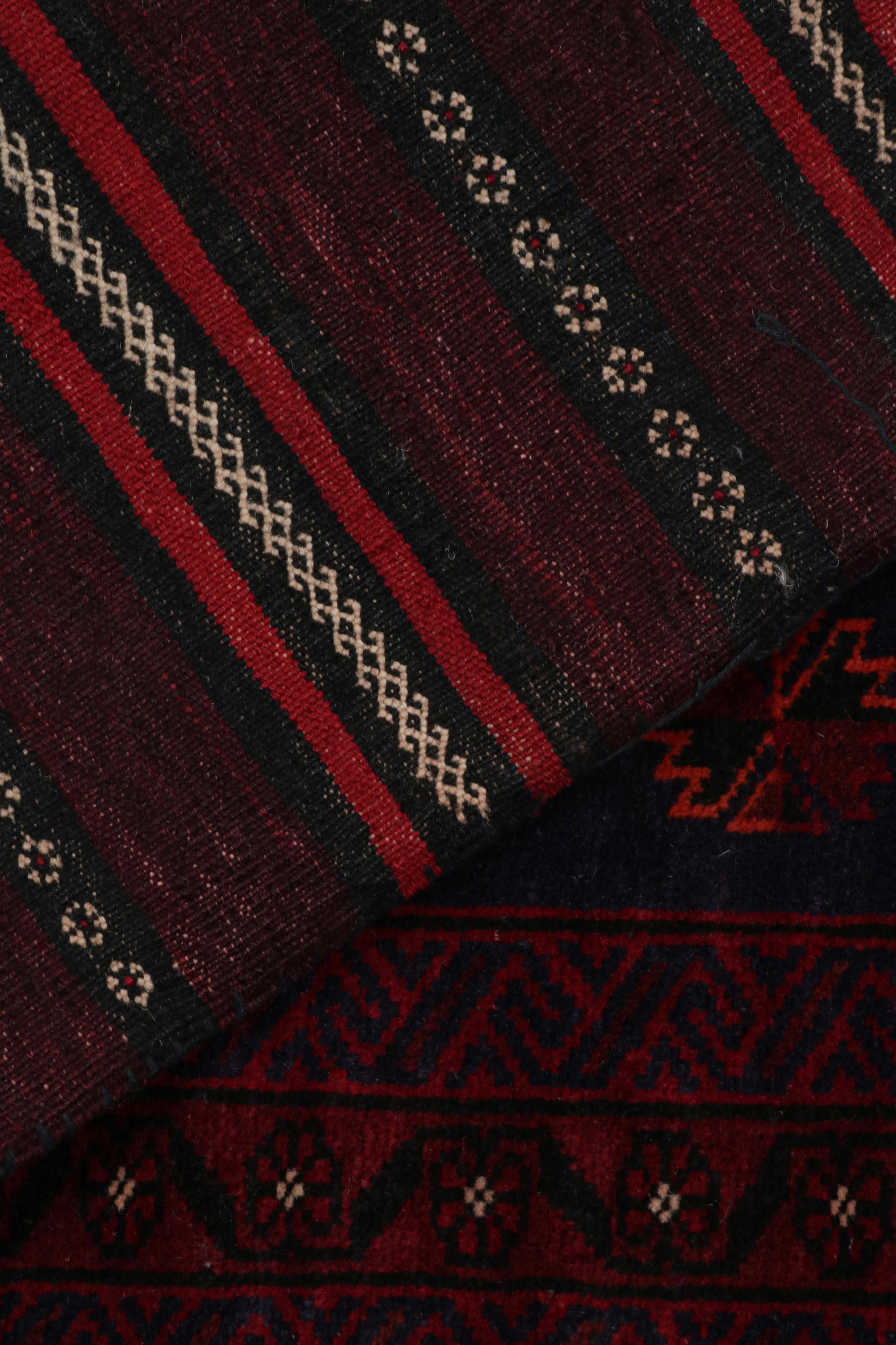 Vintage Baluch Perserteppich mit roten, blauen und schwarzen Mustern von Rug & Kilim (Mitte des 20. Jahrhunderts) im Angebot