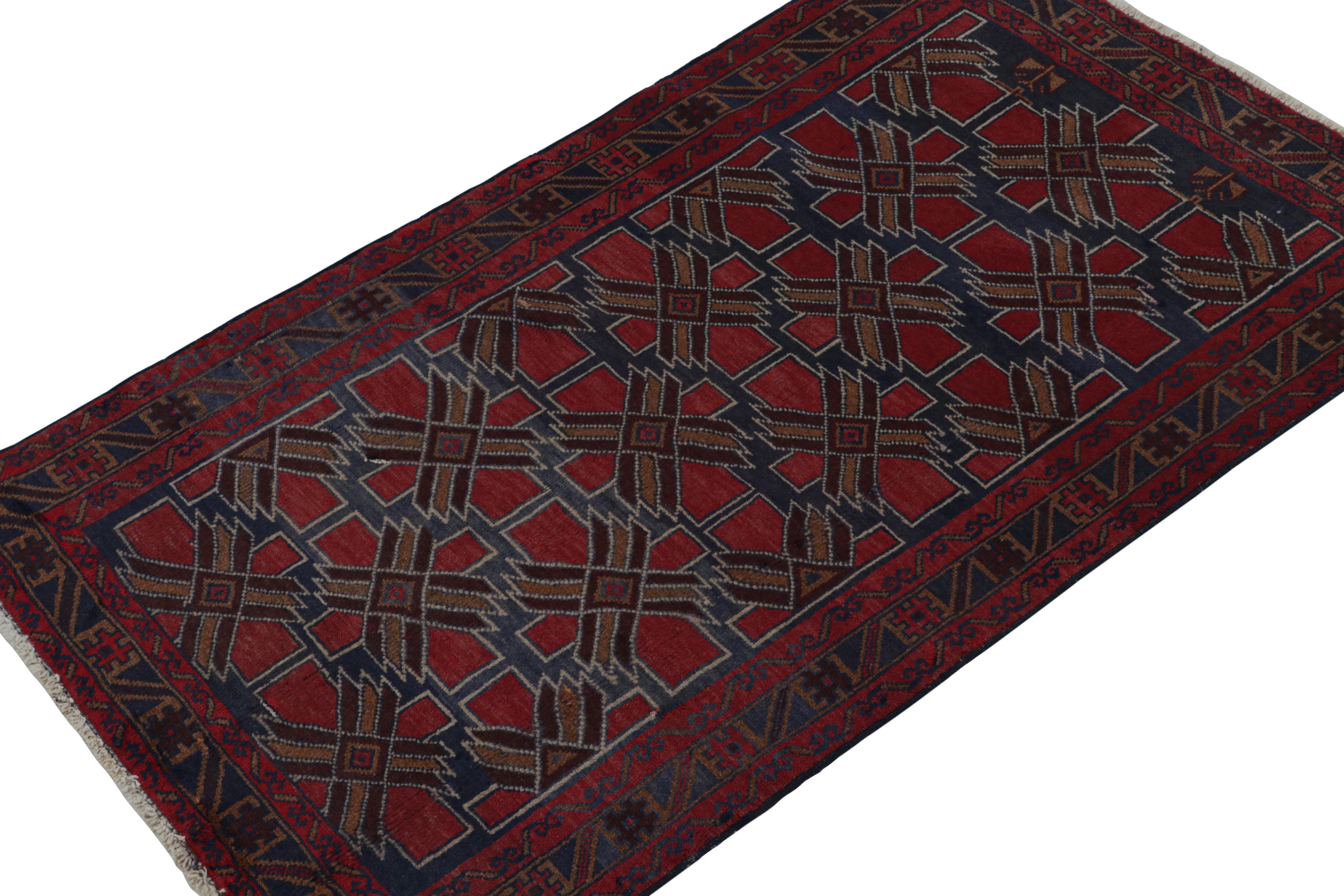 Vintage Baluch Perserteppich in Rot, Blau, Brown Mustern von Rug & Kilim (Stammeskunst) im Angebot