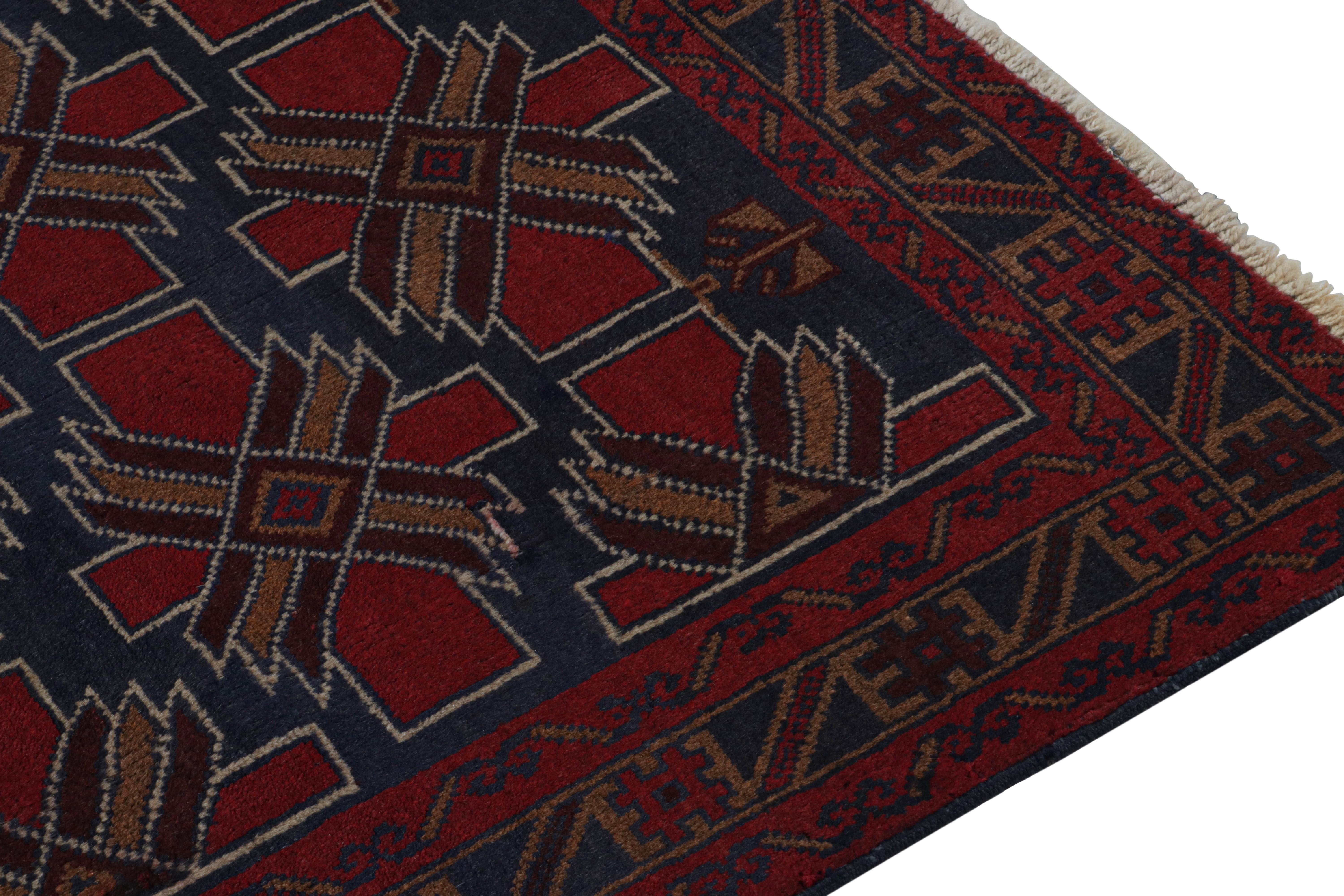 Vintage Baluch Perserteppich in Rot, Blau, Brown Mustern von Rug & Kilim (Handgeknüpft) im Angebot