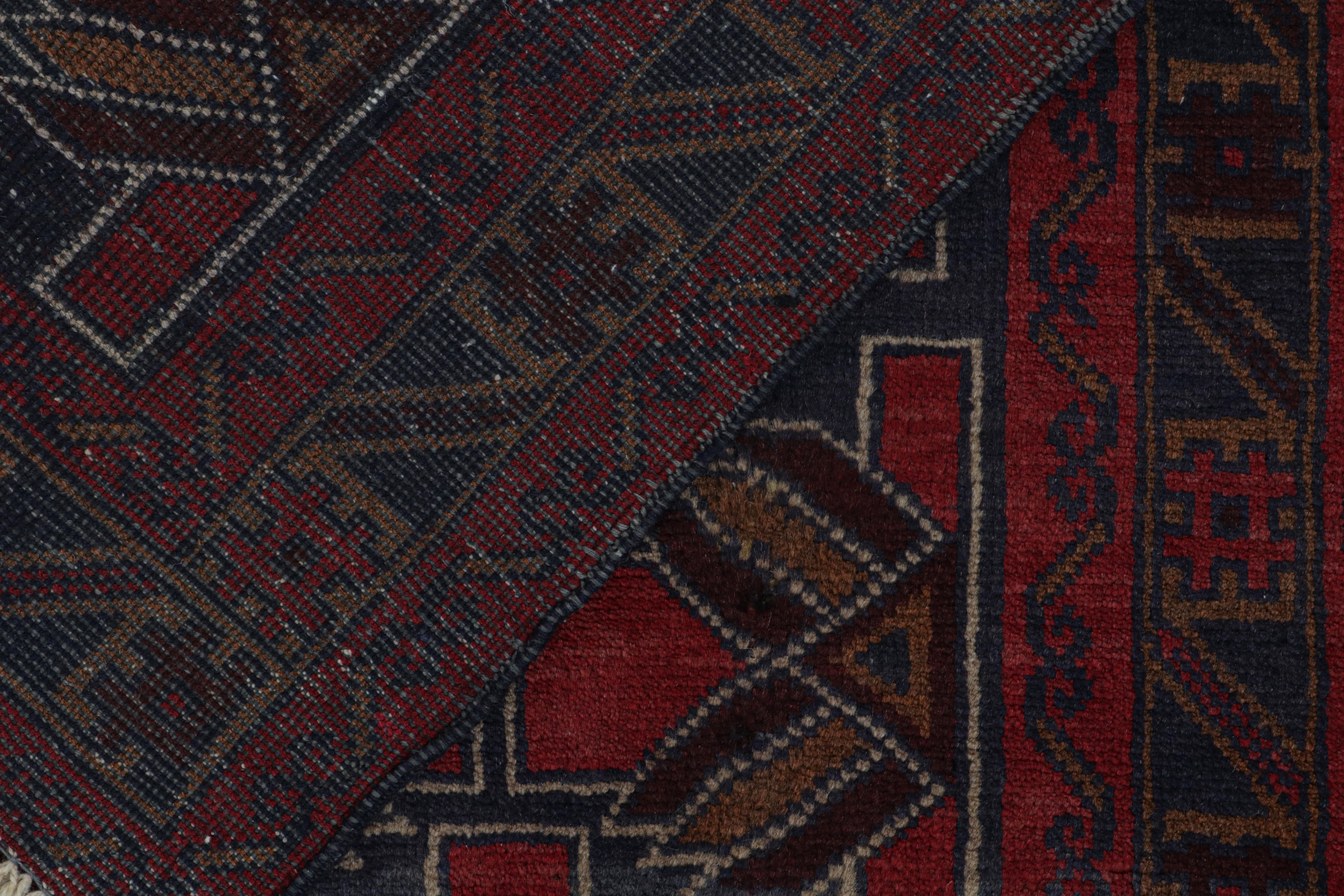 Vintage Baluch Perserteppich in Rot, Blau, Brown Mustern von Rug & Kilim (Mitte des 20. Jahrhunderts) im Angebot