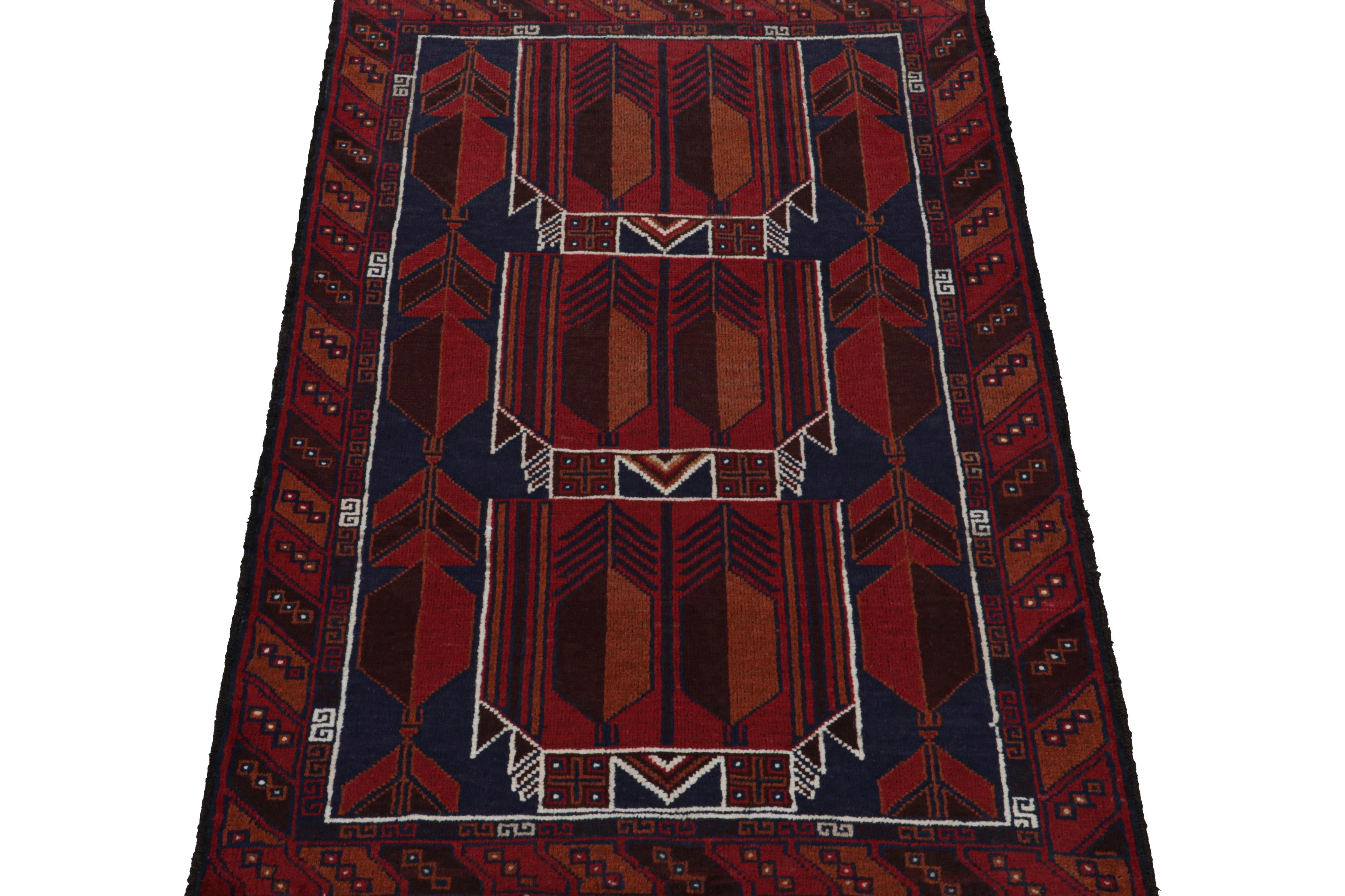 Tribal Tapis persan vintage Baluch en rouge, bleu, Brown motifs tribaux de Rug & Kilim en vente