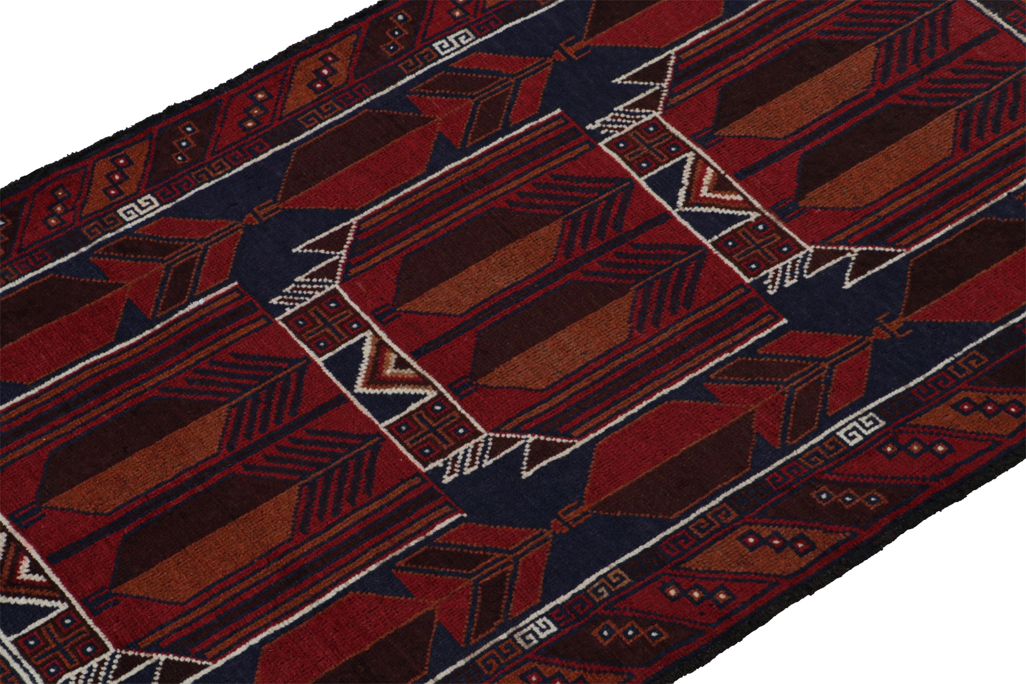 Perse Tapis persan vintage Baluch en rouge, bleu, Brown motifs tribaux de Rug & Kilim en vente