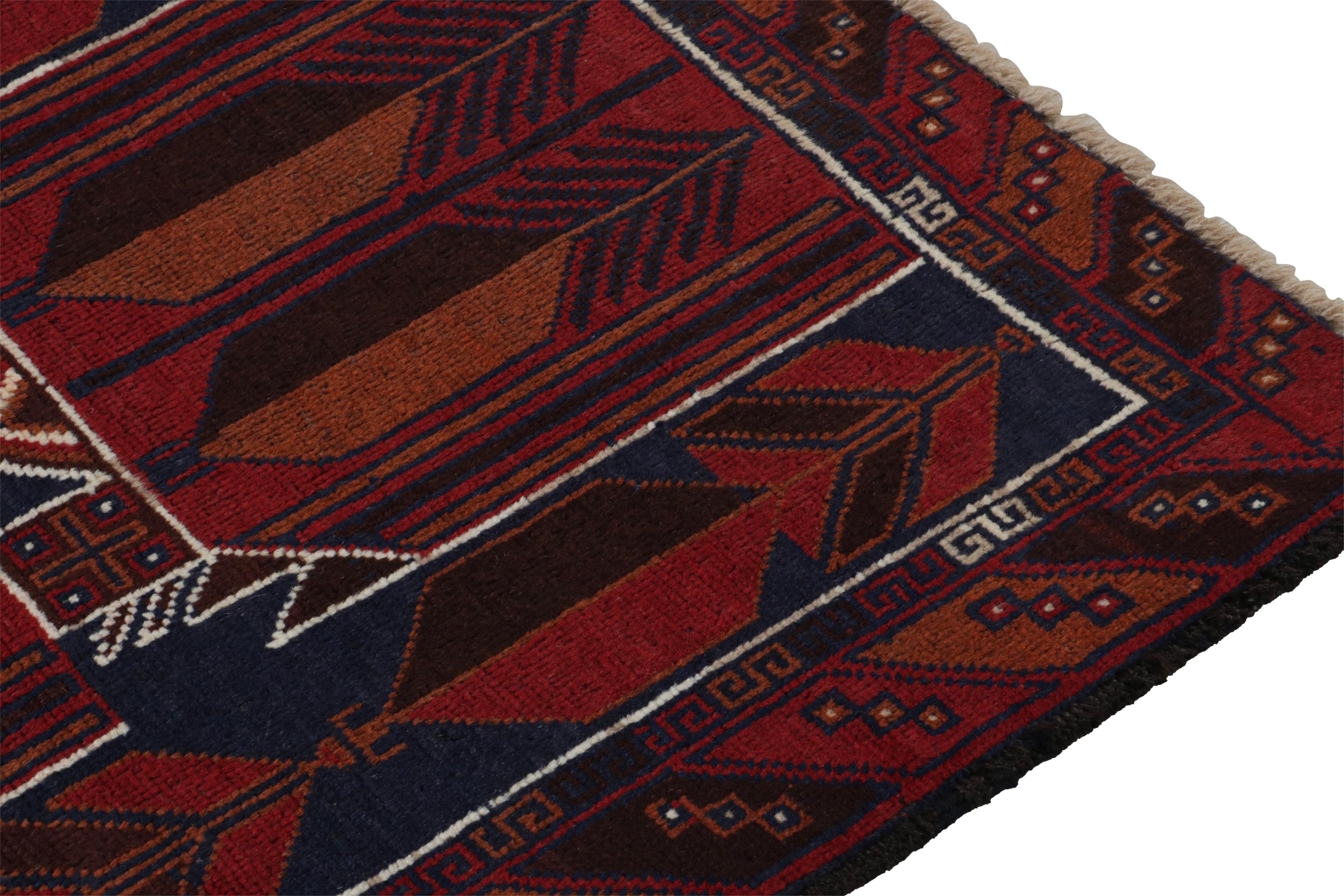 Noué à la main Tapis persan vintage Baluch en rouge, bleu, Brown motifs tribaux de Rug & Kilim en vente