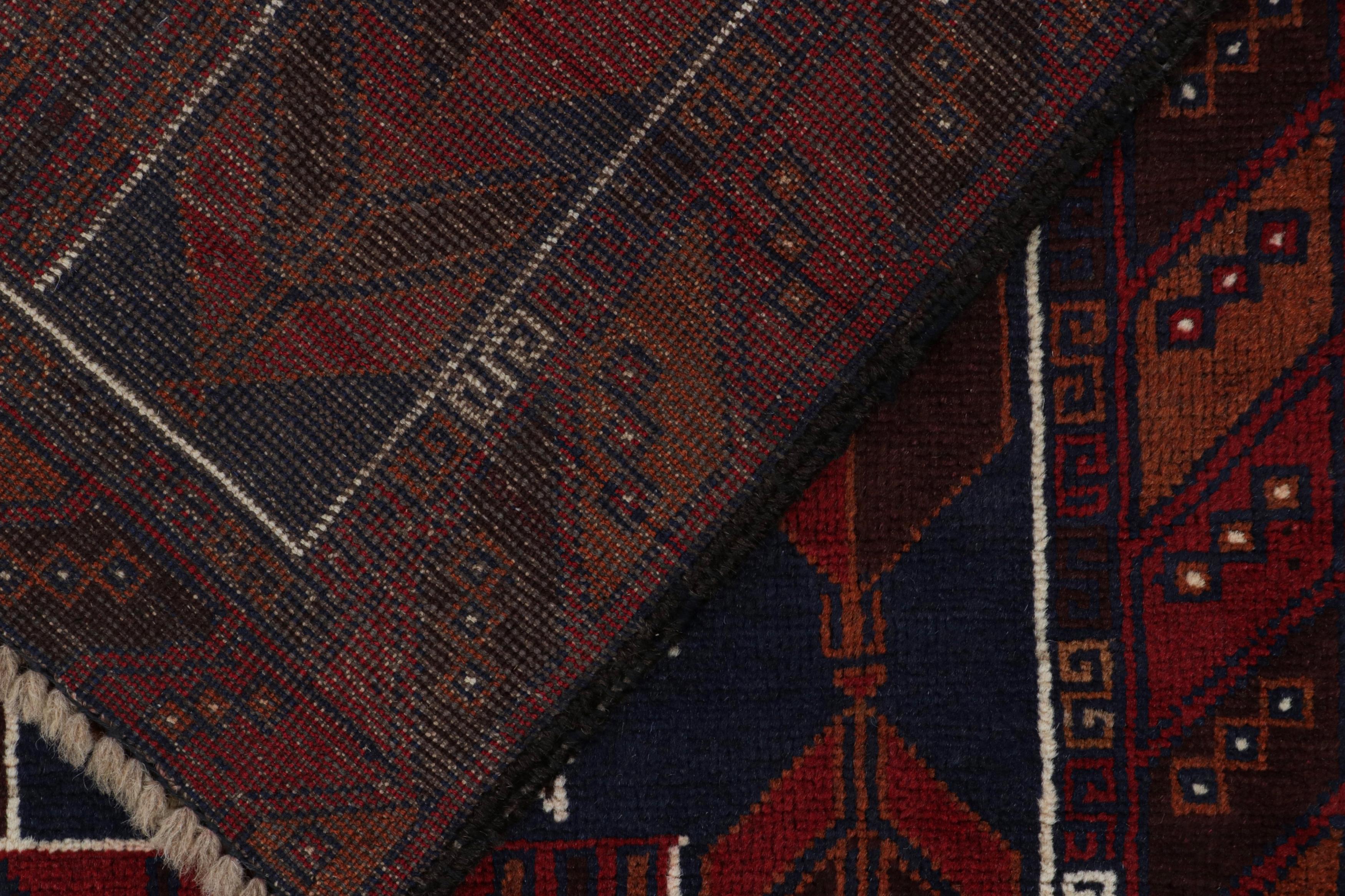 Milieu du XXe siècle Tapis persan vintage Baluch en rouge, bleu, Brown motifs tribaux de Rug & Kilim en vente