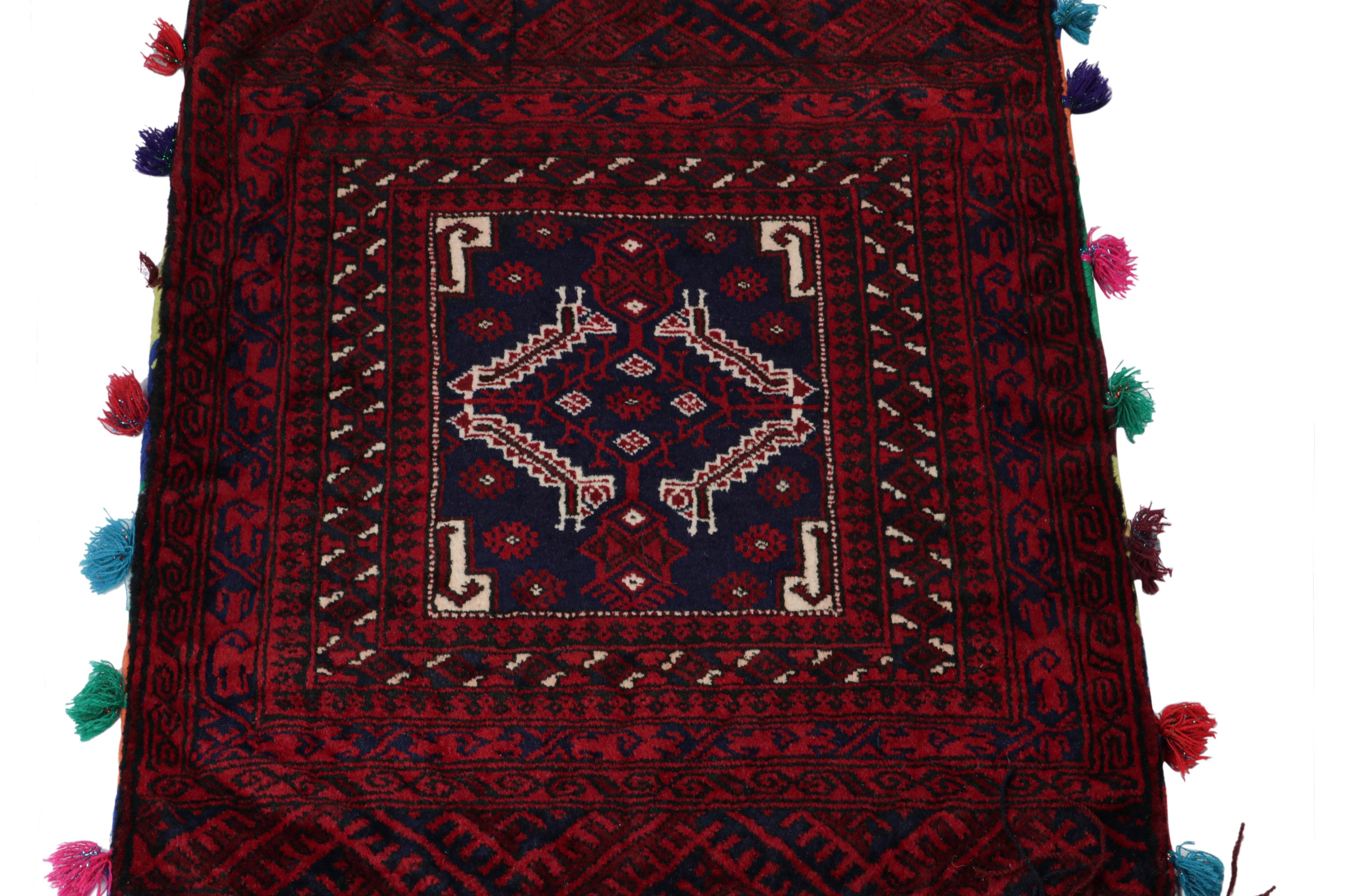 Tribal Tapis persan Baluch vintage à motifs rouges, bleus, blancs et noirs de Rug & Kilim en vente
