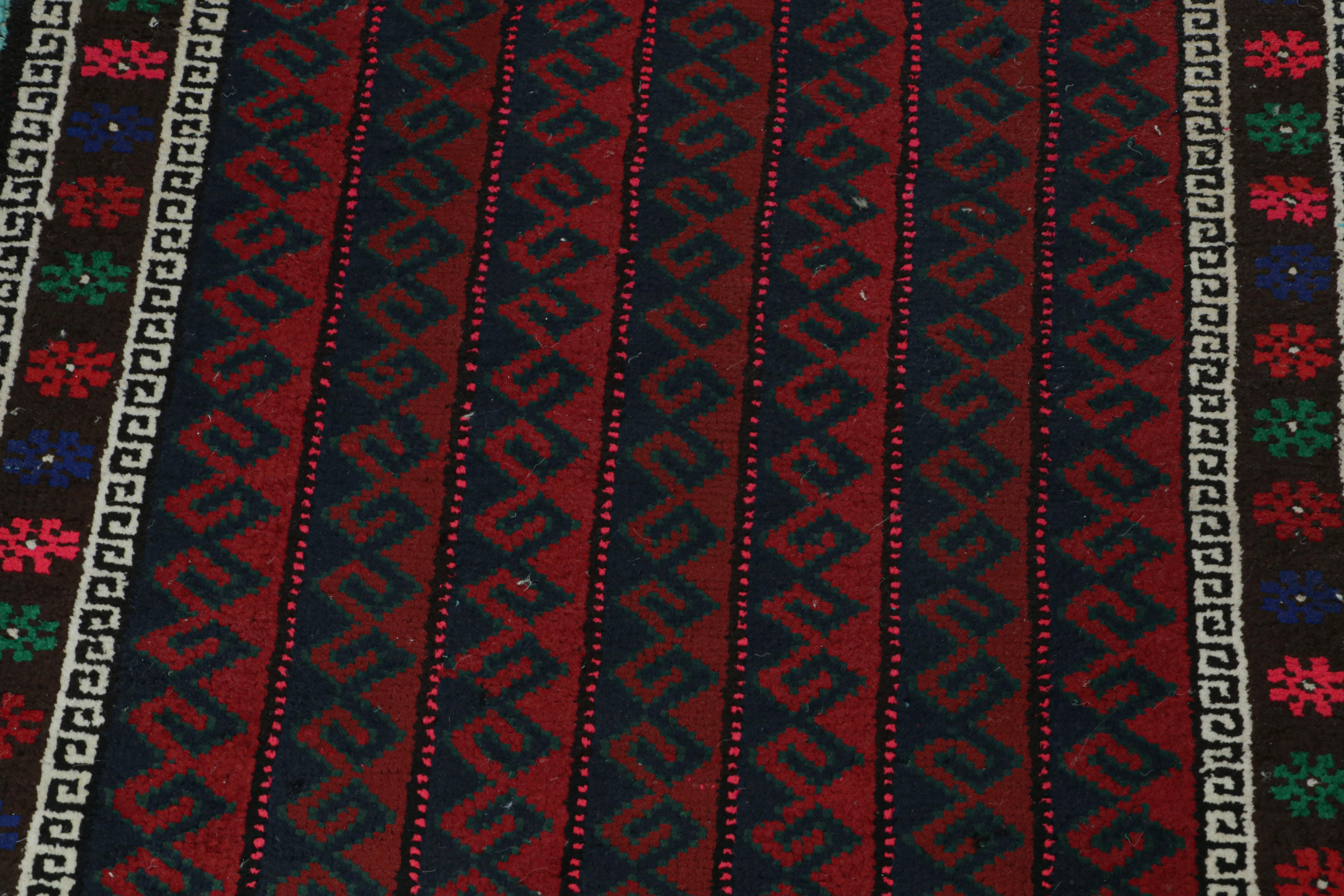 Noué à la main Tapis afghan Baluch à motifs rouges, bleus, blancs et noirs de Rug & Kilim en vente