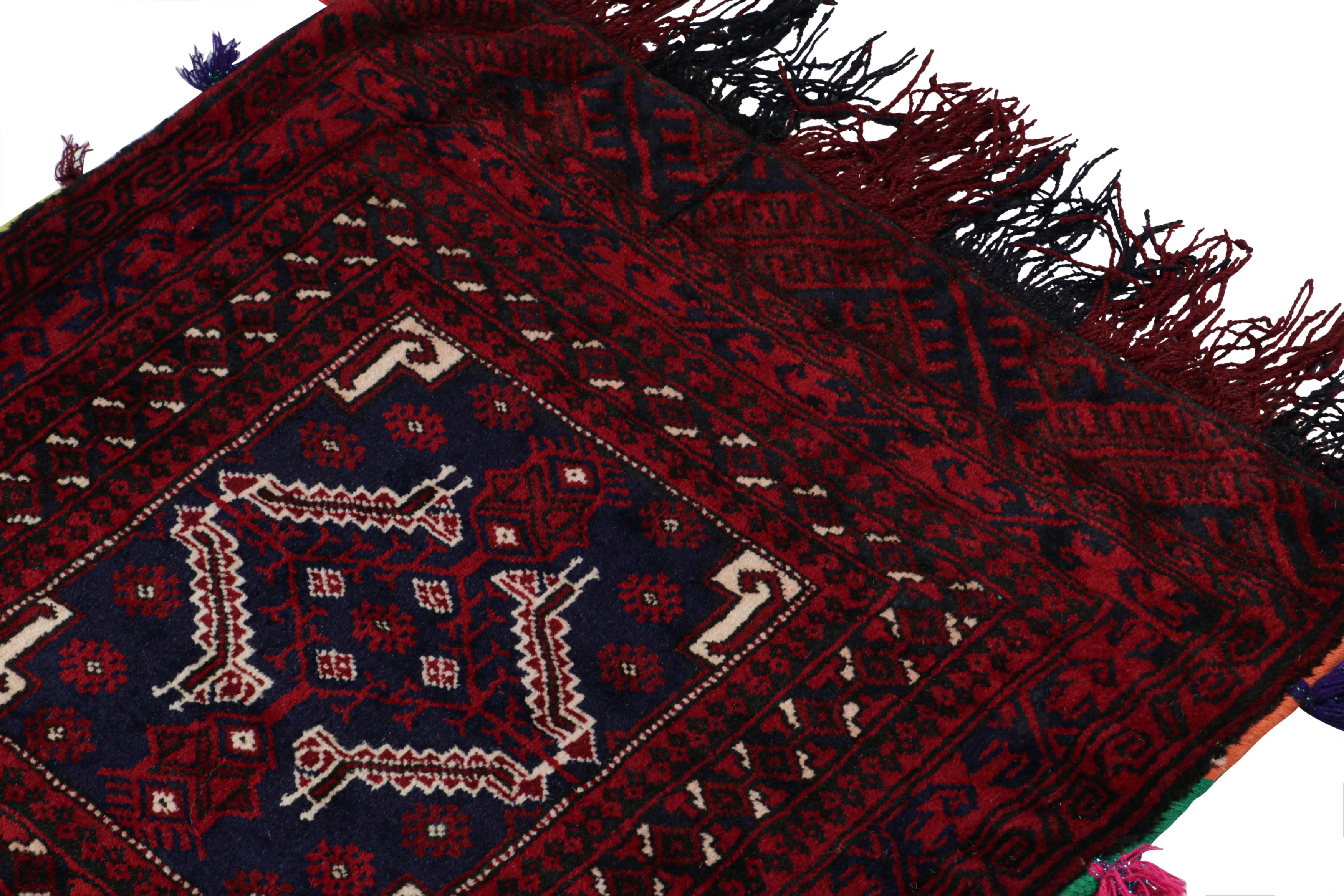 Noué à la main Tapis persan Baluch vintage à motifs rouges, bleus, blancs et noirs de Rug & Kilim en vente