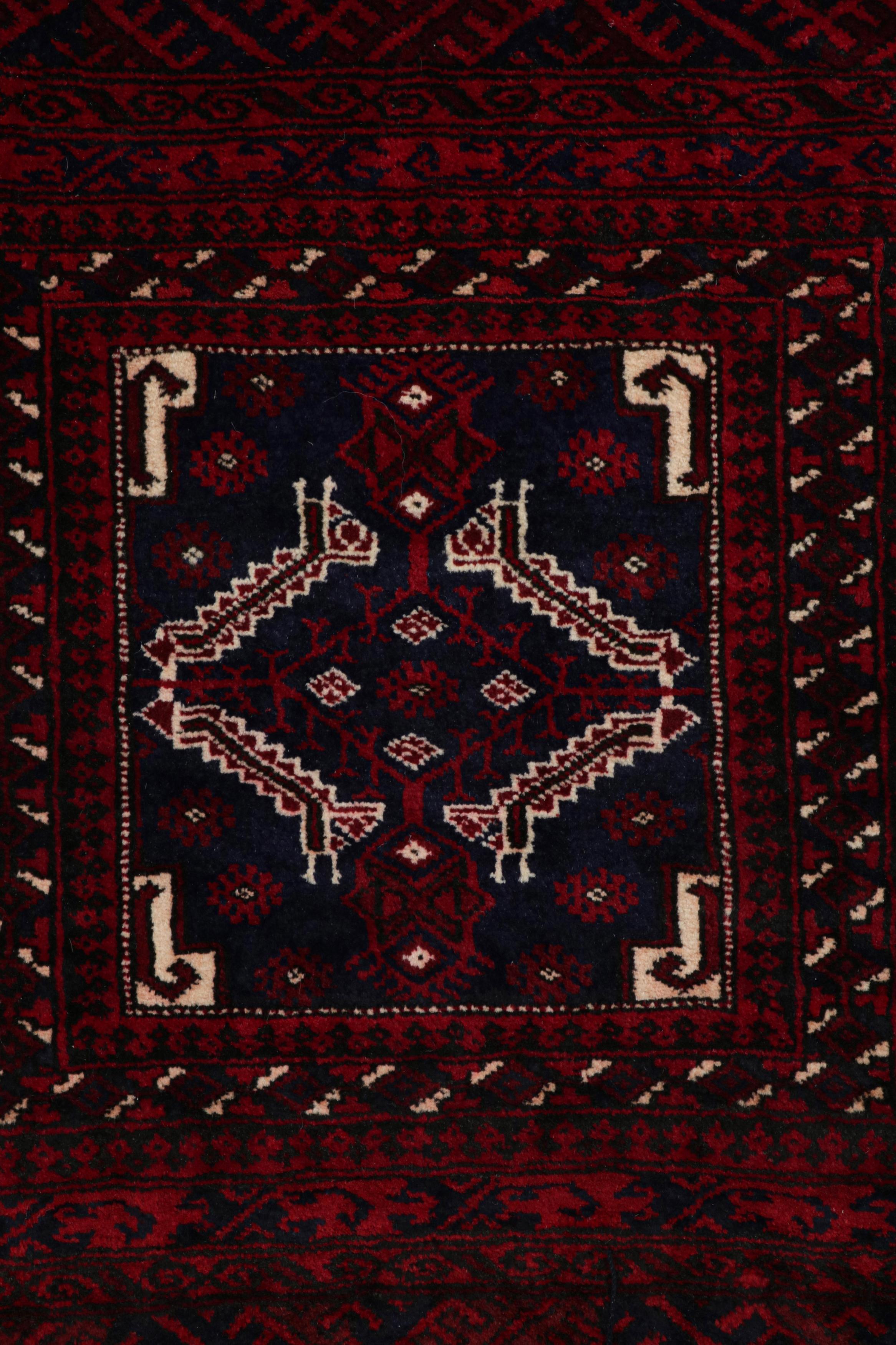 Tapis persan Baluch vintage à motifs rouges, bleus, blancs et noirs de Rug & Kilim Bon état - En vente à Long Island City, NY
