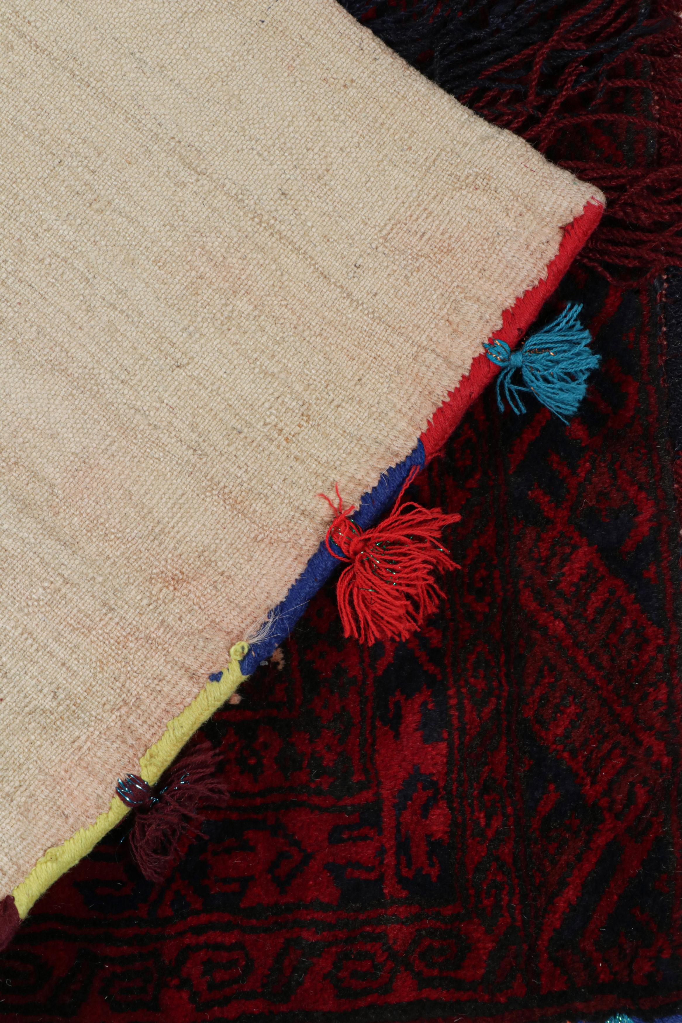 Milieu du XXe siècle Tapis persan Baluch vintage à motifs rouges, bleus, blancs et noirs de Rug & Kilim en vente