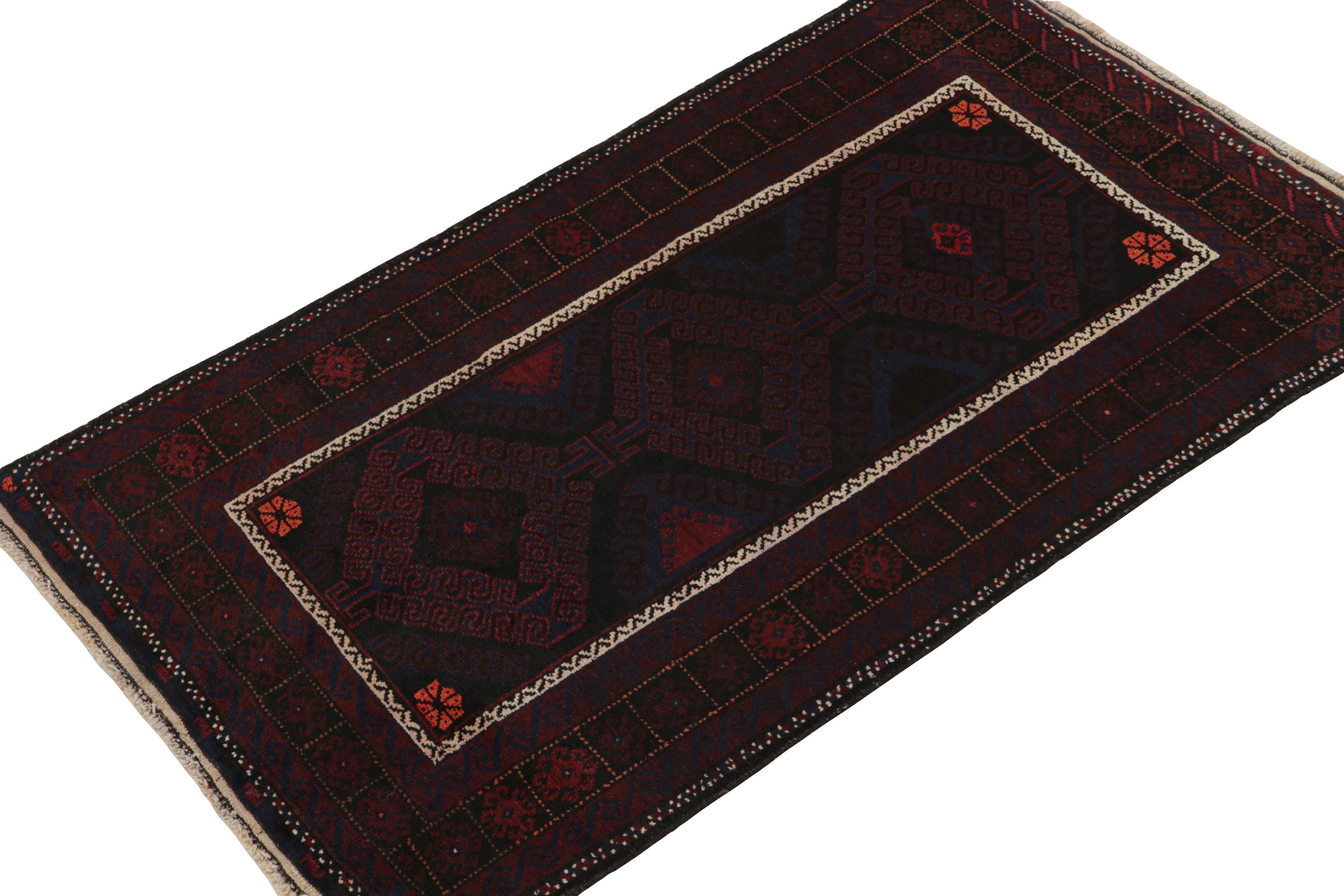Dieser aus Wolle handgeknüpfte persische Läufer 3x6 Baluch aus den 1950er Jahren ist der jüngste Neuzugang in der Antique & Vintage Collection'S von Rug & Kilim.

Über das Design:

Das Stück zeigt geometrische Stammesmuster in Rot-, Schwarz- und