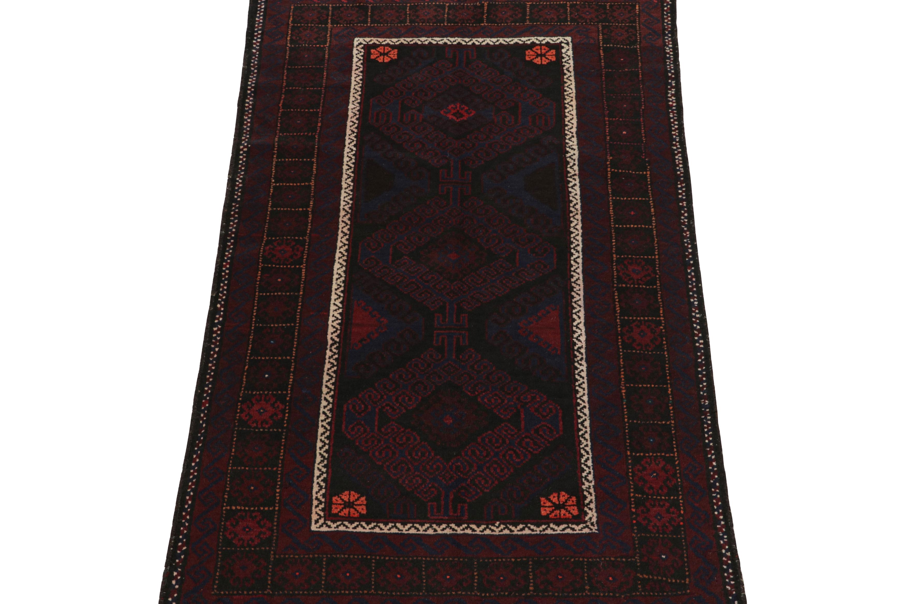 Vintage Baluch Persische Läufer in Rot & Schwarz Stammes-Muster von Rug & Kilim (Stammeskunst) im Angebot