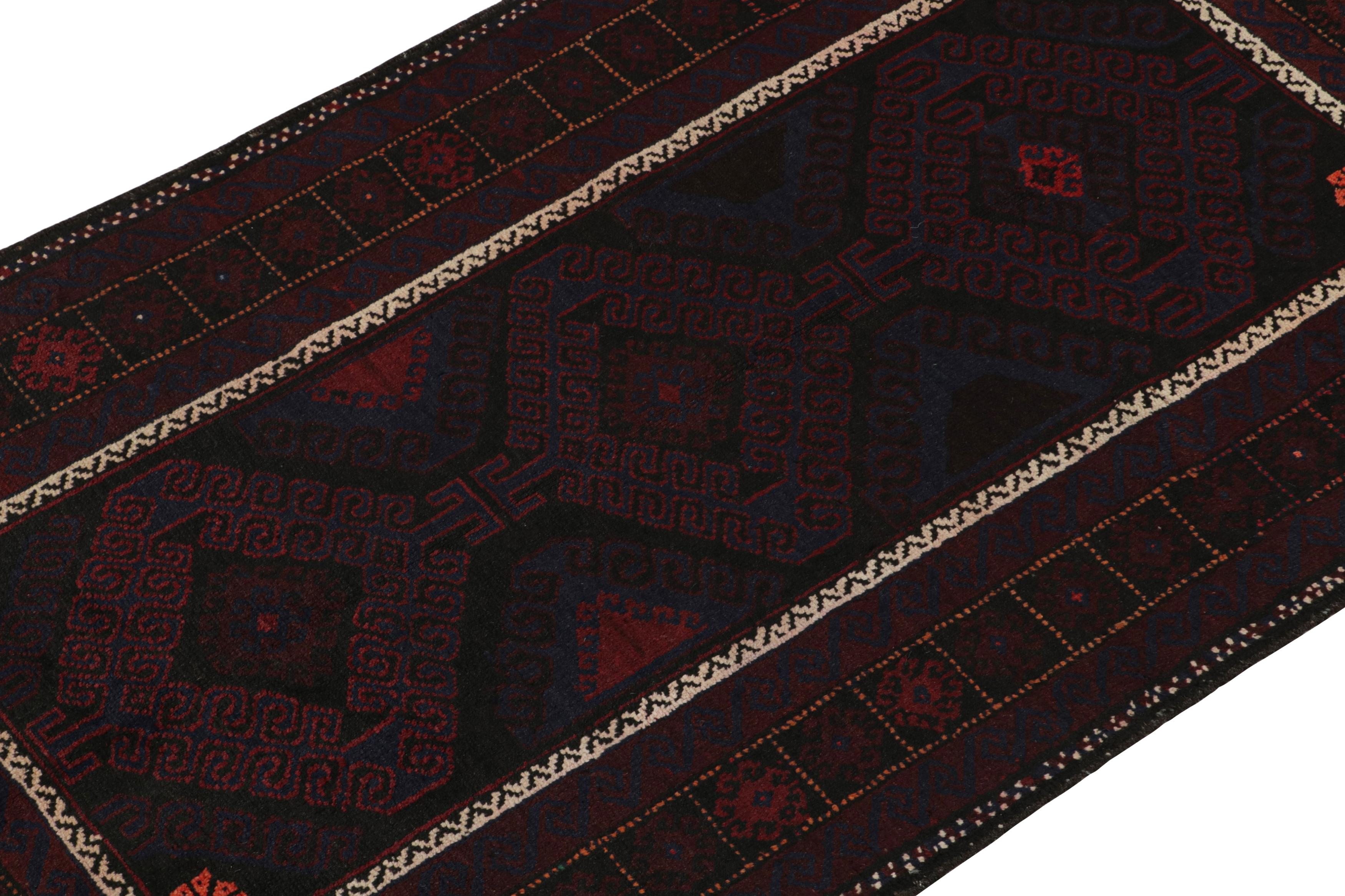 Vintage Baluch Persische Läufer in Rot & Schwarz Stammes-Muster von Rug & Kilim (Handgeknüpft) im Angebot