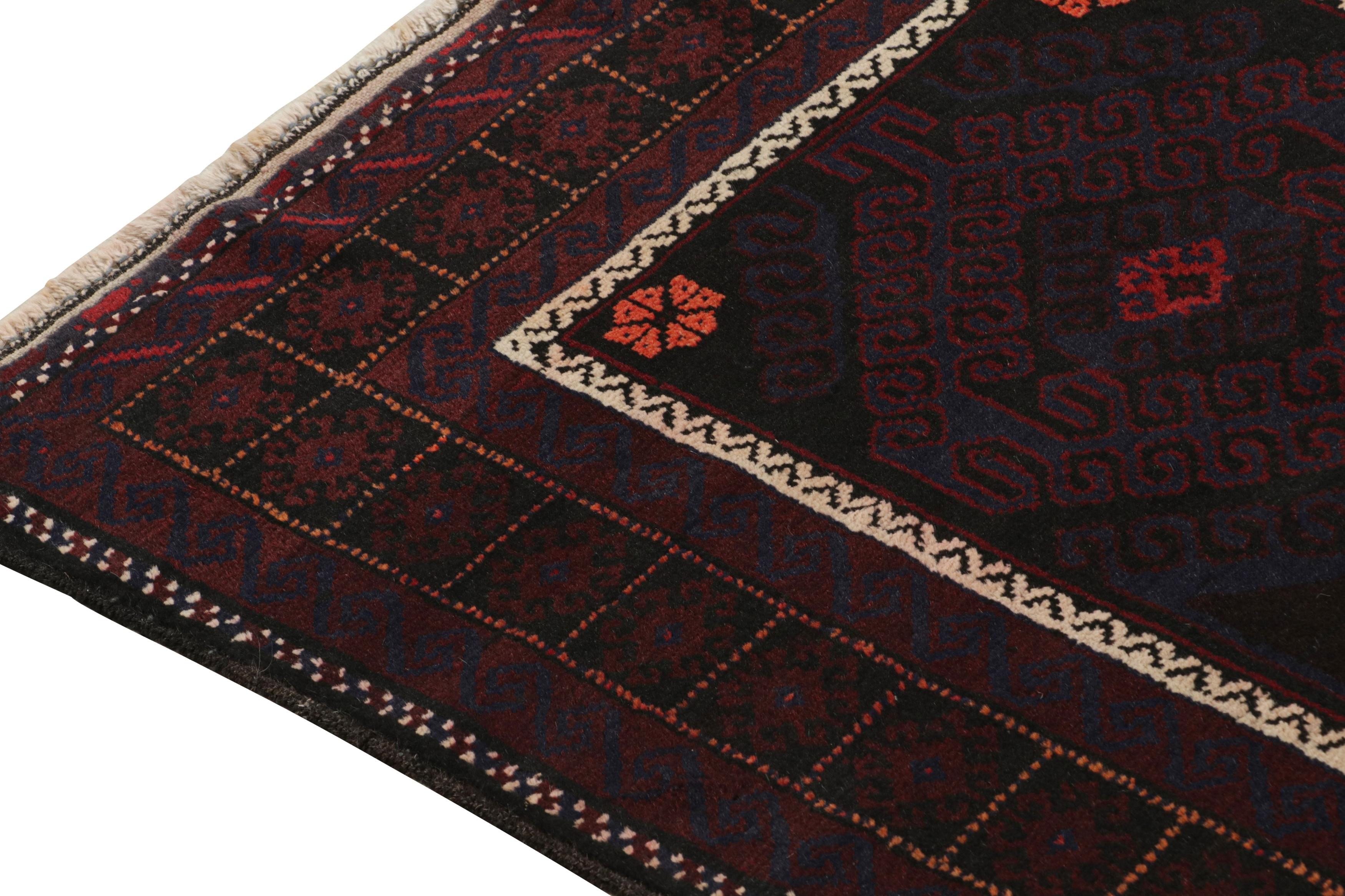 Vintage Baluch Persische Läufer in Rot & Schwarz Stammes-Muster von Rug & Kilim im Zustand „Gut“ im Angebot in Long Island City, NY