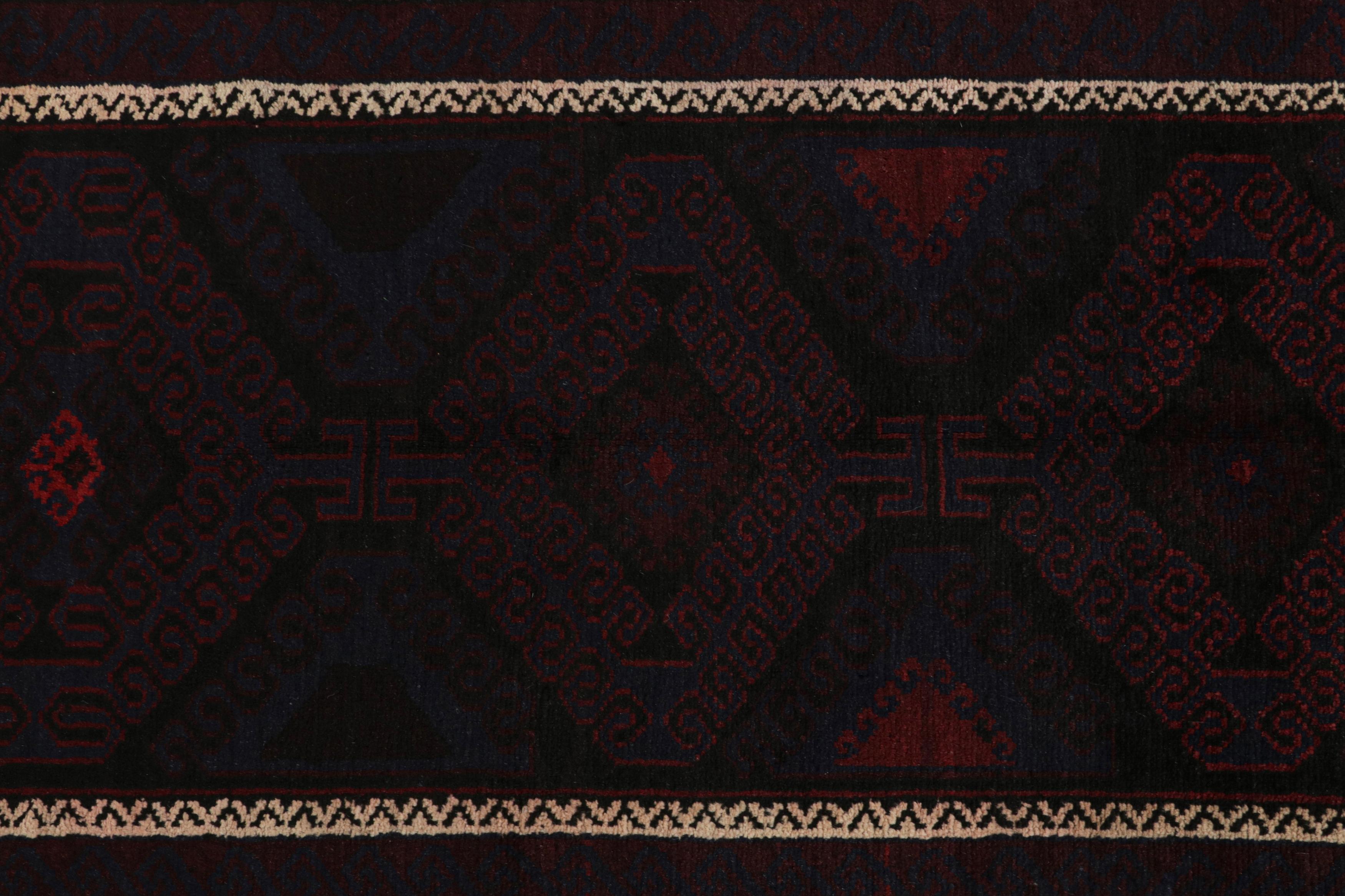 Vintage Baluch Persische Läufer in Rot & Schwarz Stammes-Muster von Rug & Kilim (Mitte des 20. Jahrhunderts) im Angebot