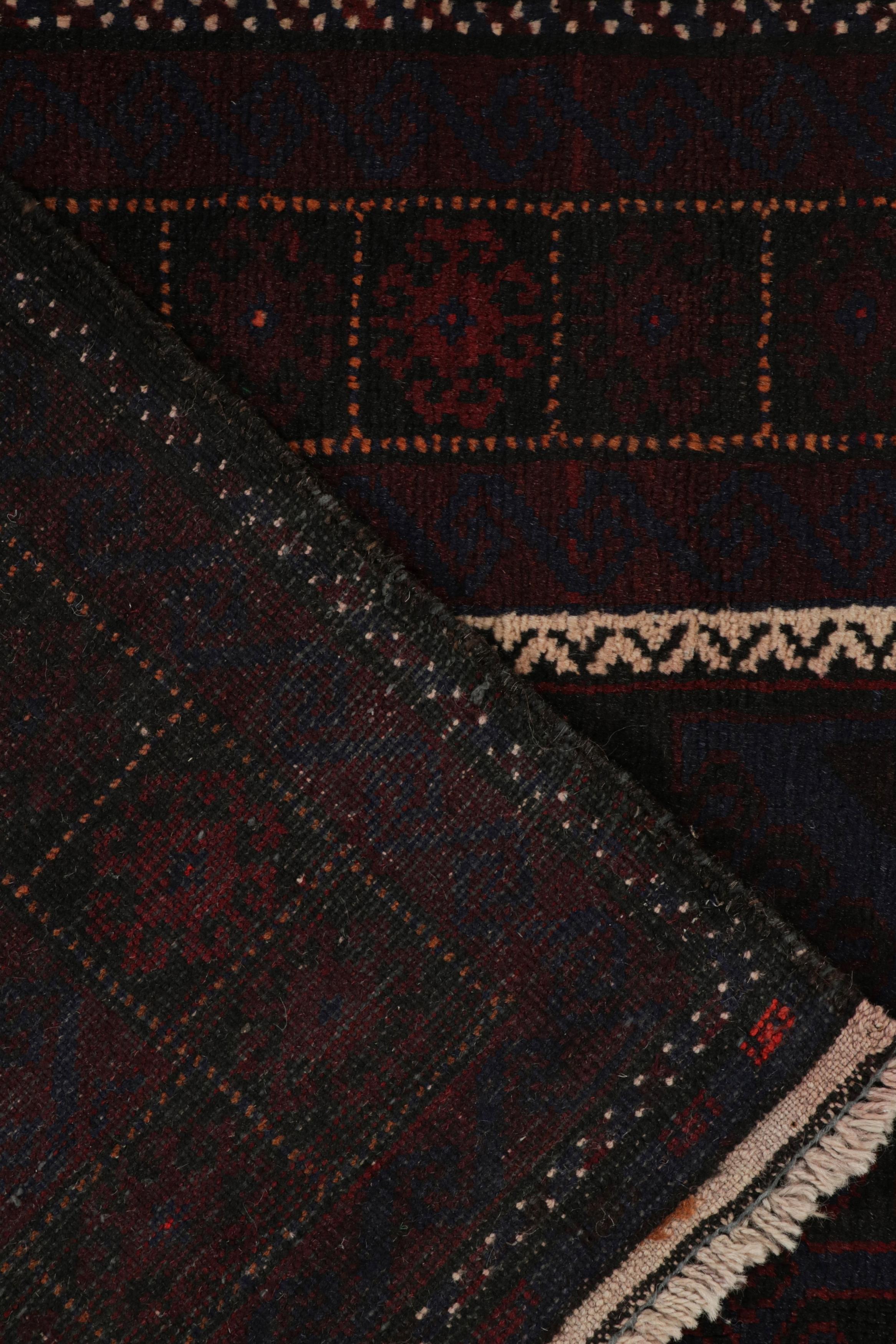 Vintage Baluch Persische Läufer in Rot & Schwarz Stammes-Muster von Rug & Kilim (Wolle) im Angebot