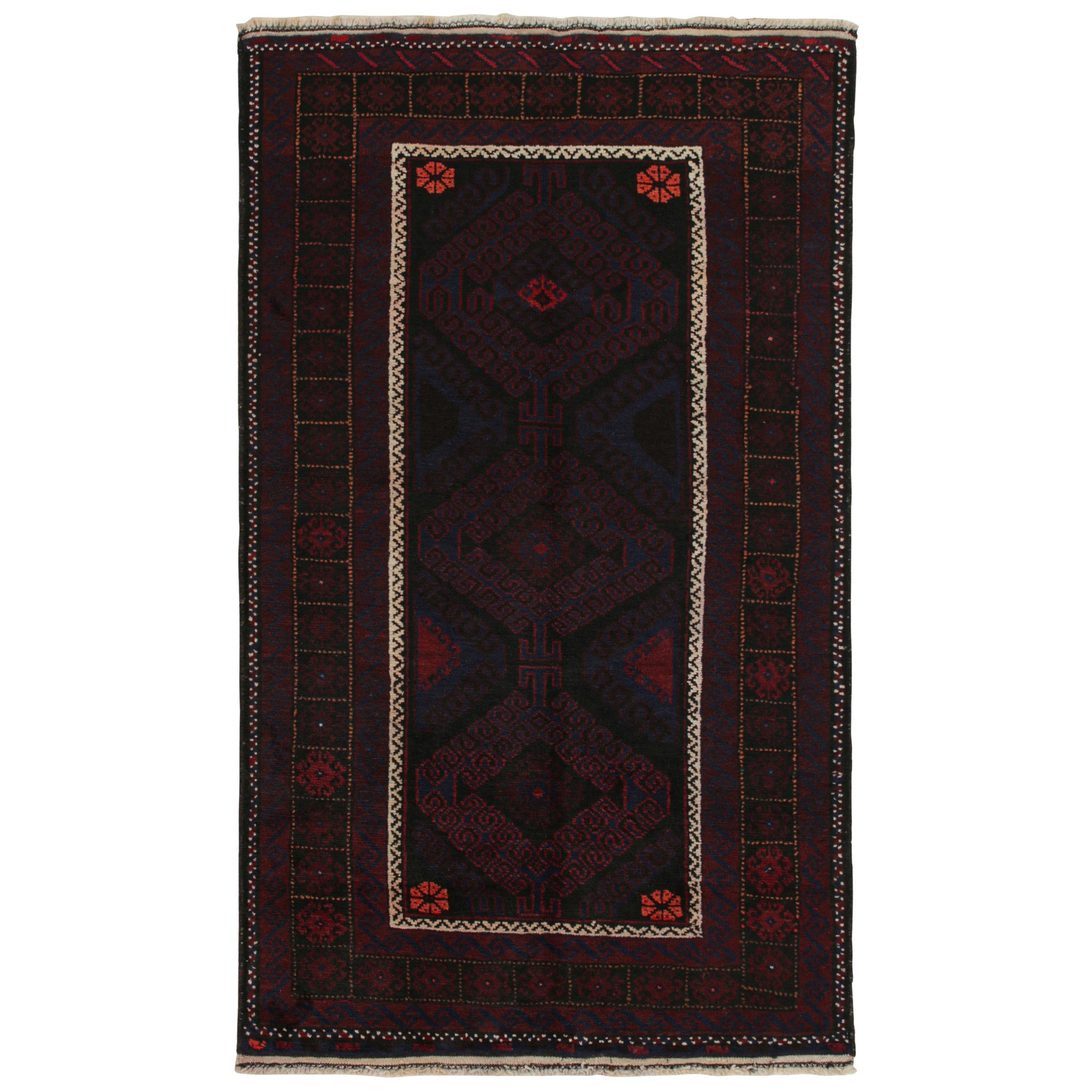 Runner persiano Baluch vintage con motivo tribale rosso e nero da Rug & Kilim