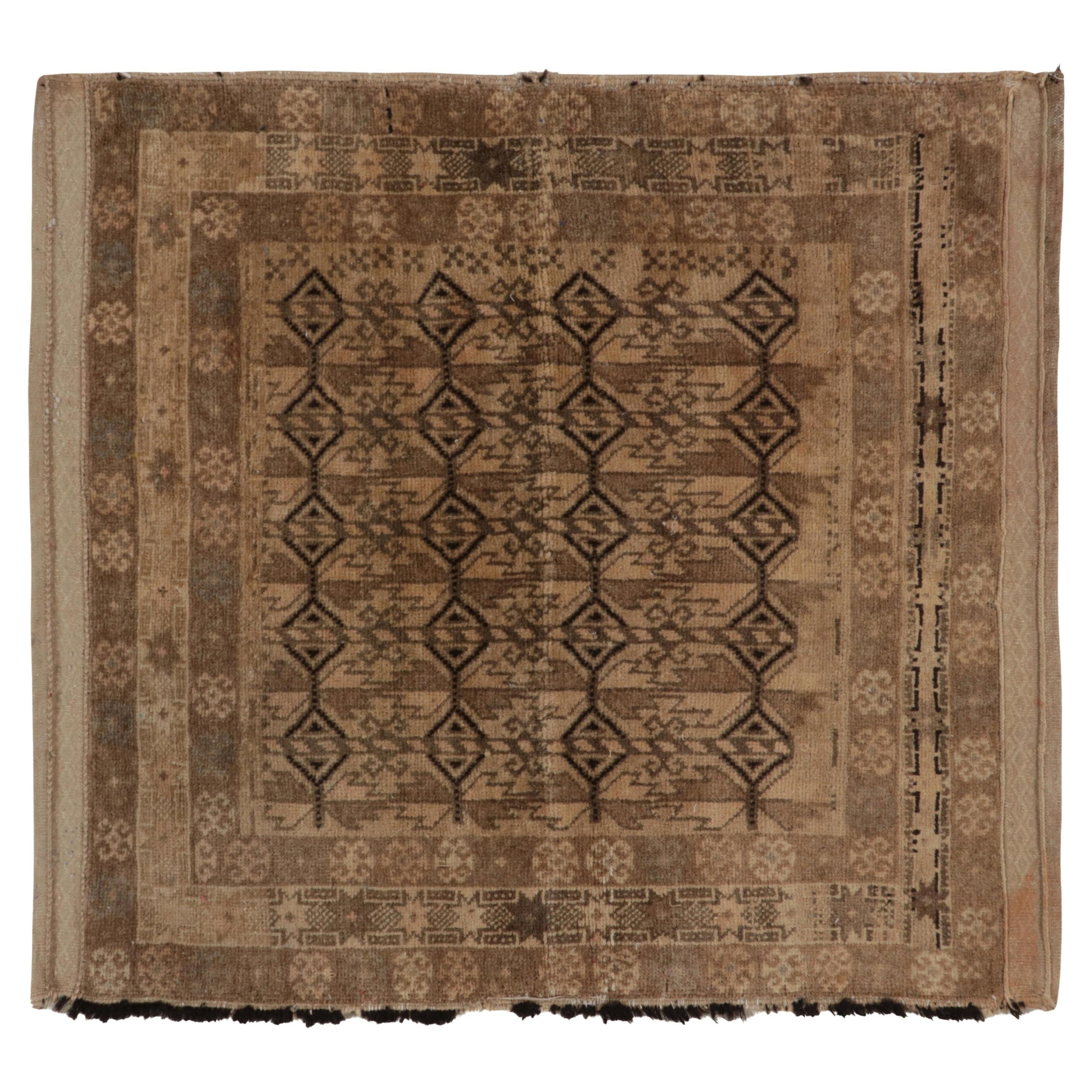 Vintage-Baluchteppich im Vintage-Stil mit geometrischem Muster in Beige-Braun & Schwarz von Rug & Kilim