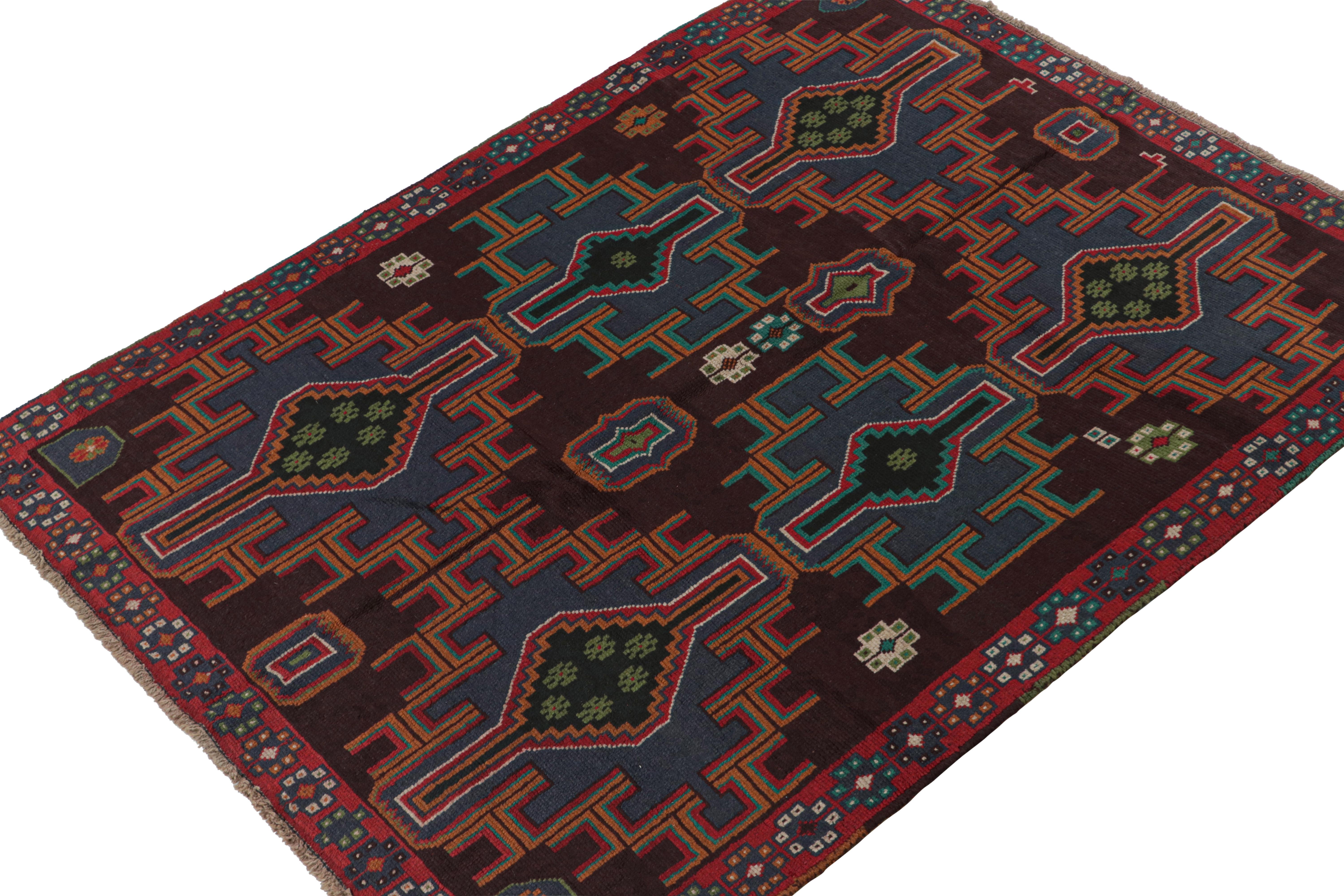 Noué à la main en laine, ce tapis tribal vintage 6x8 des années 1950 est un ajout convoité à la collection Antique & Vintage de Rug & Kilim. 

Sur le Design : 

Cette pièce de la tribu Baluch porte le design 