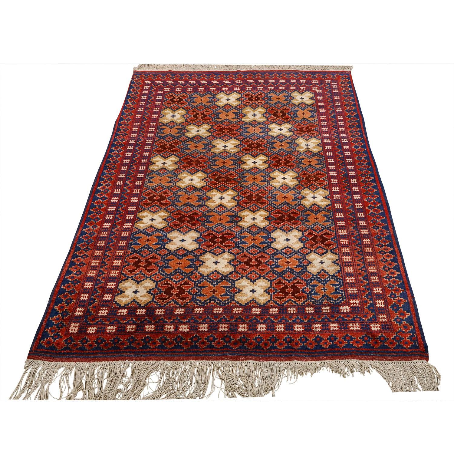 Alfombra Baluch Vintage de Seda Pura 5'9x3'10

Key Detail:
Pelo: Seda
Fundación: Seda
Origen: Baluch
Diseño: integral
Edad aproximada: 45 años
Calidad (KPI): 400
Estado: Bueno
Dimensiones: 1,70 x 1,80 m
Número de inventario: 1188

Las alfombras