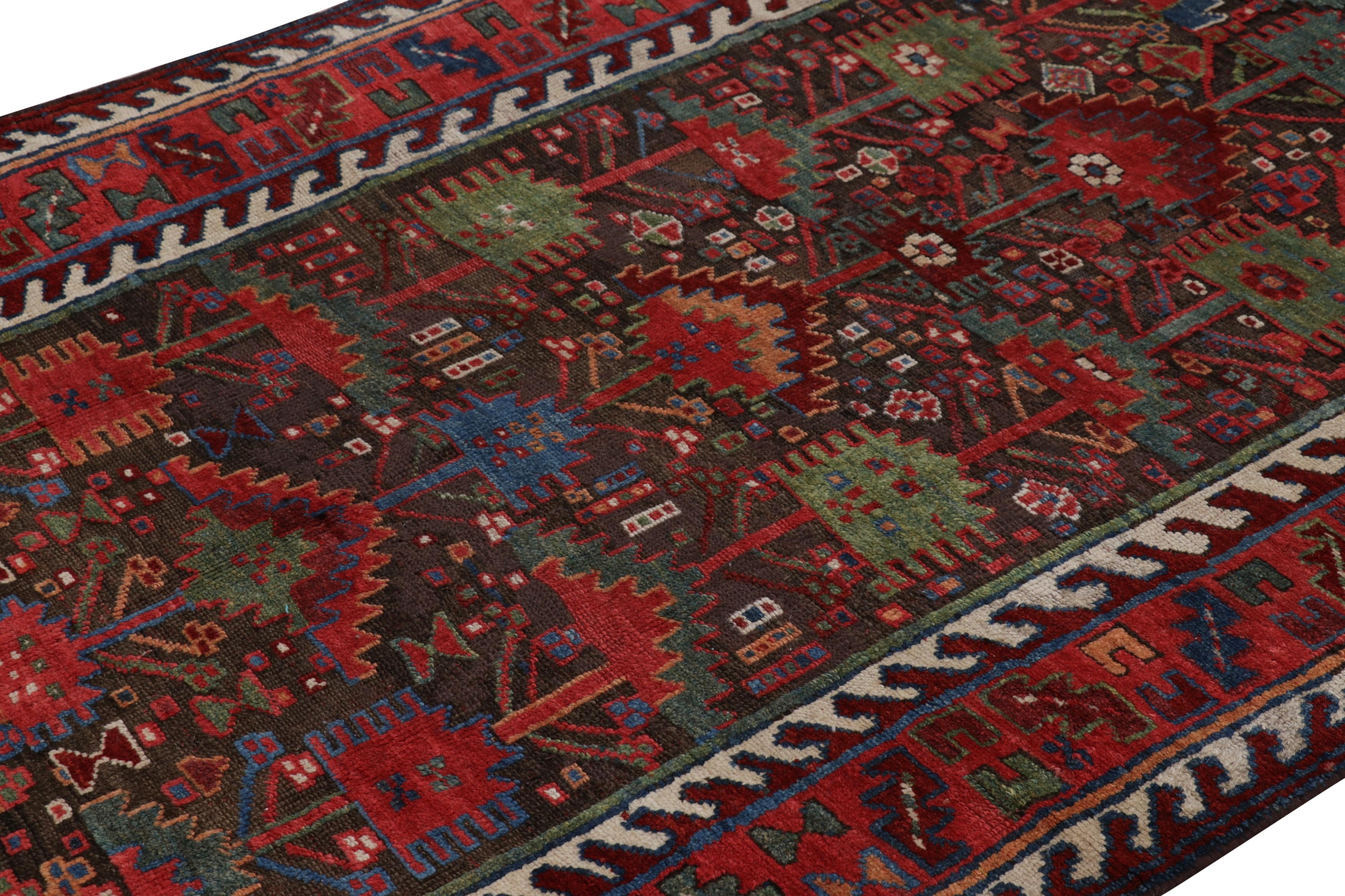 Noué à la main en laine, ce tapis Baluch vintage 4x8 est une remarquable pièce de signature de Turquie. Il présente des motifs géométriques colorés, un design charmant comme il en existe peu dans notre collection de pièces baloutches.

Sur le Design