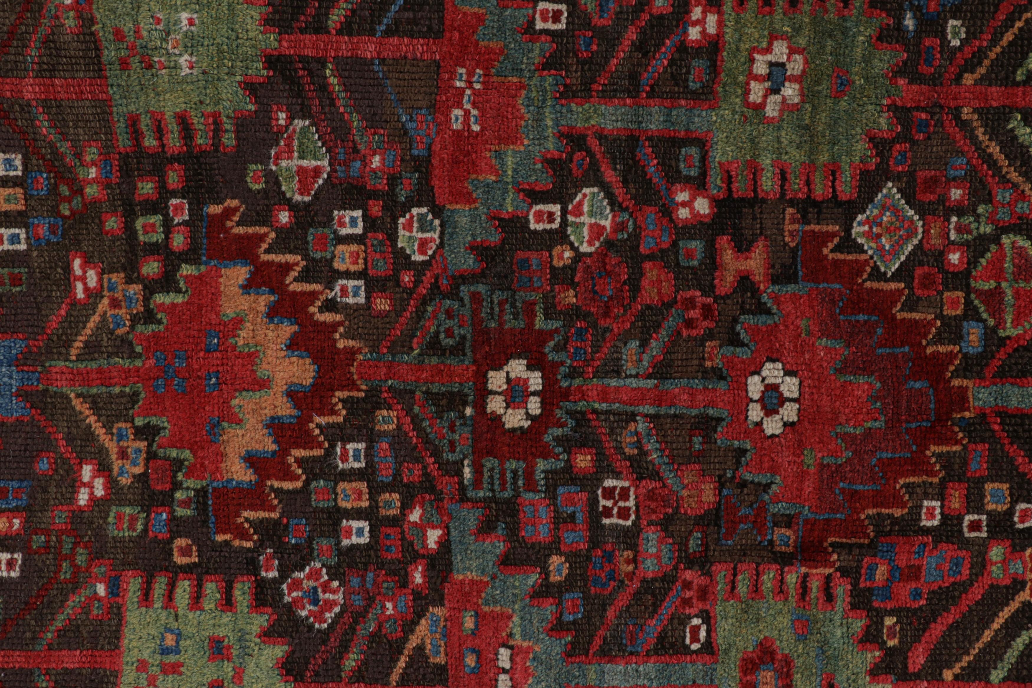 Turc Tapis Vintage Baluch, avec des motifs géométriques polychromes, de Rug & Kilim en vente
