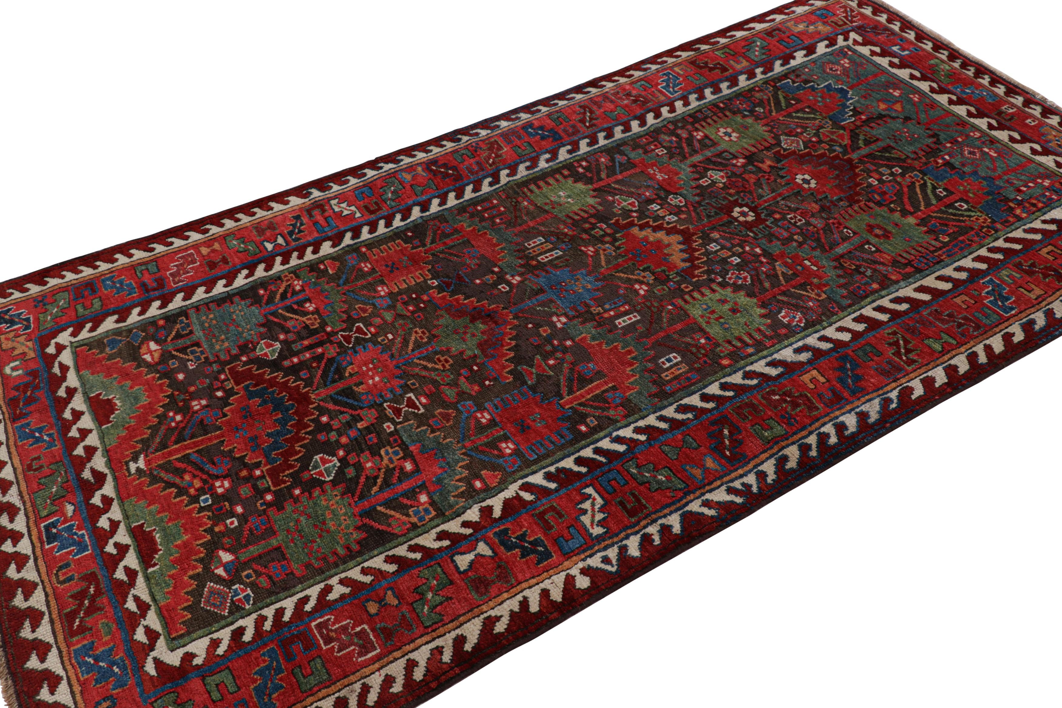 Tissé à la main Tapis Vintage Baluch, avec des motifs géométriques polychromes, de Rug & Kilim en vente
