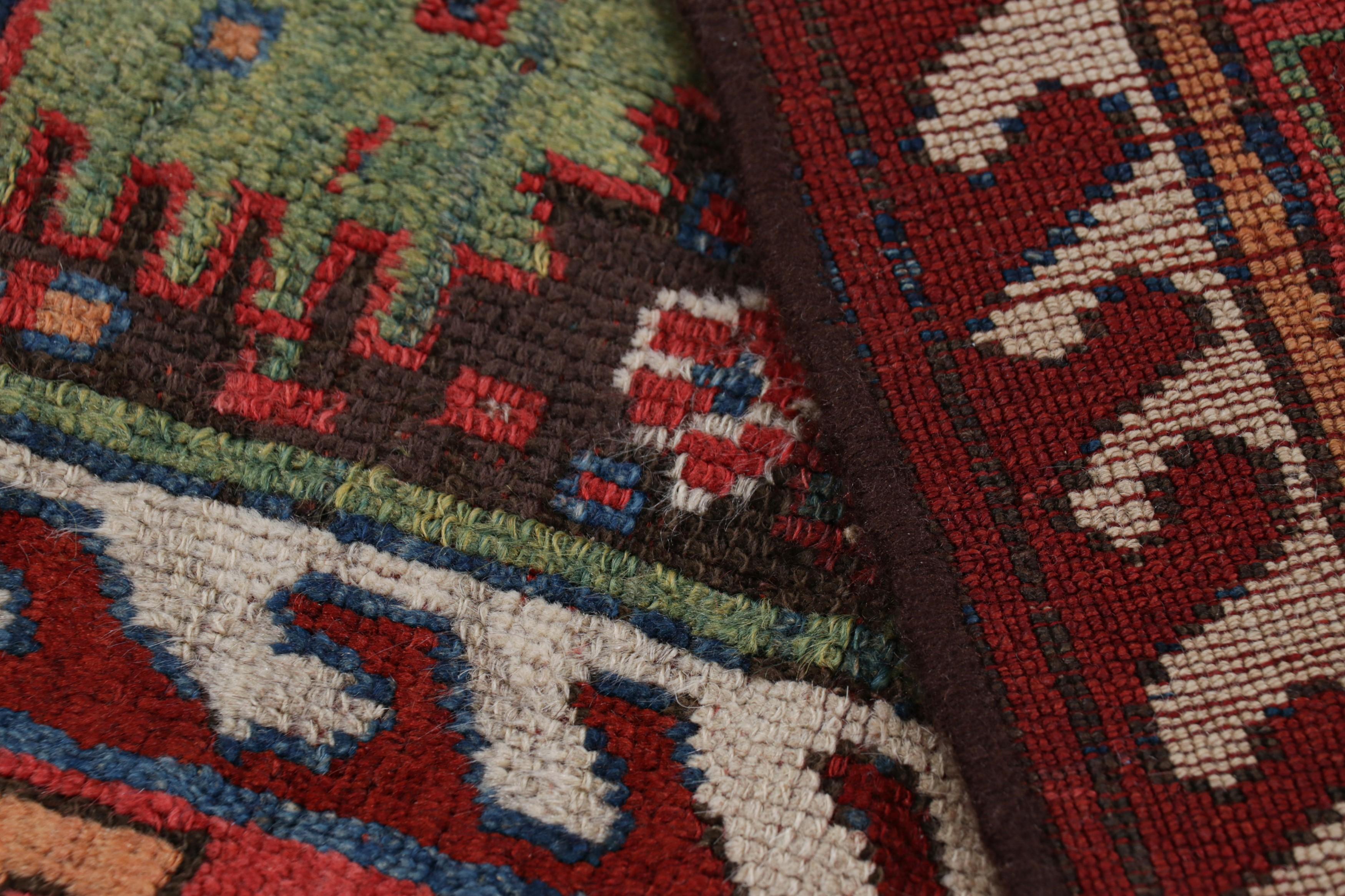 Laine Tapis Vintage Baluch, avec des motifs géométriques polychromes, de Rug & Kilim en vente