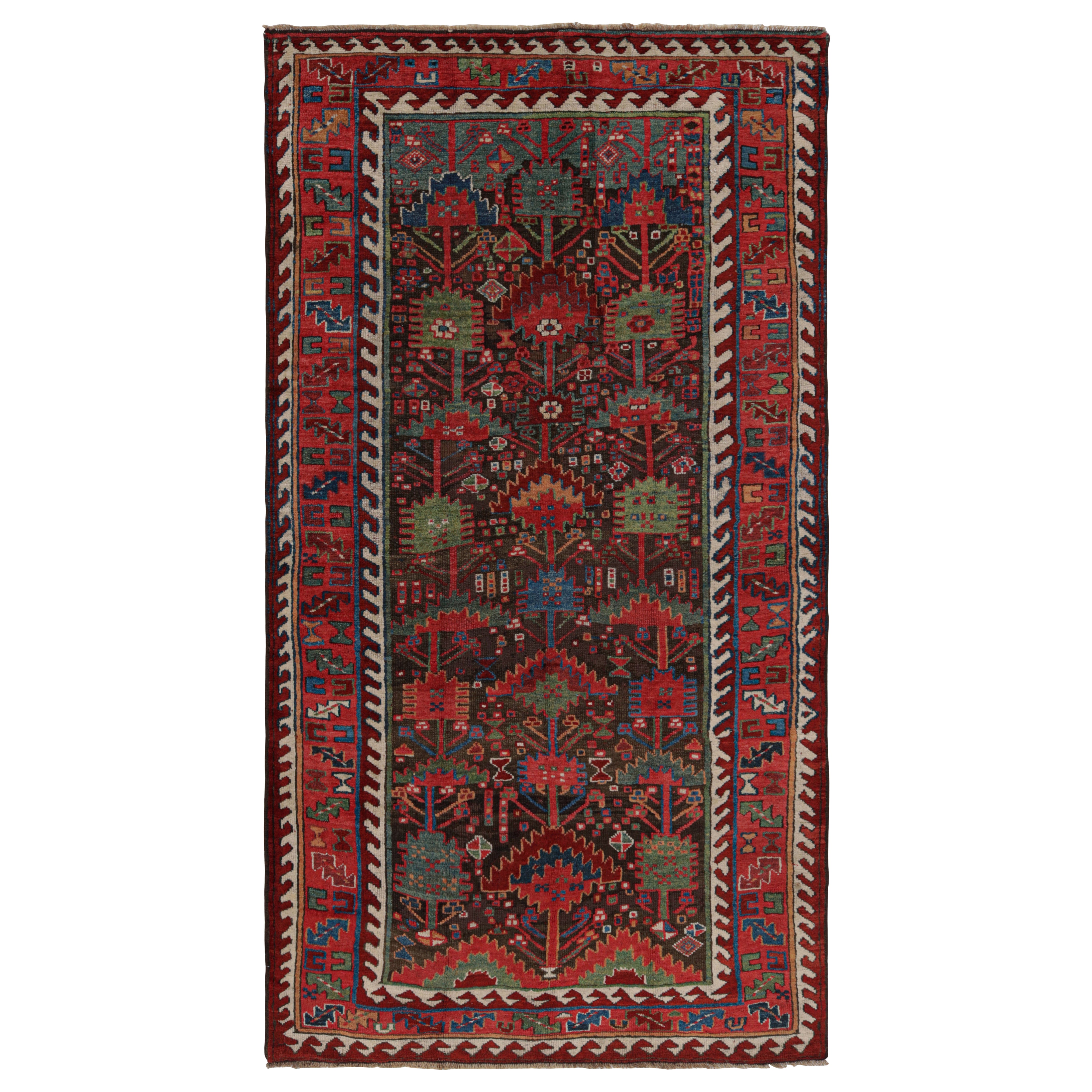 Tapis Vintage Baluch, avec des motifs géométriques polychromes, de Rug & Kilim en vente