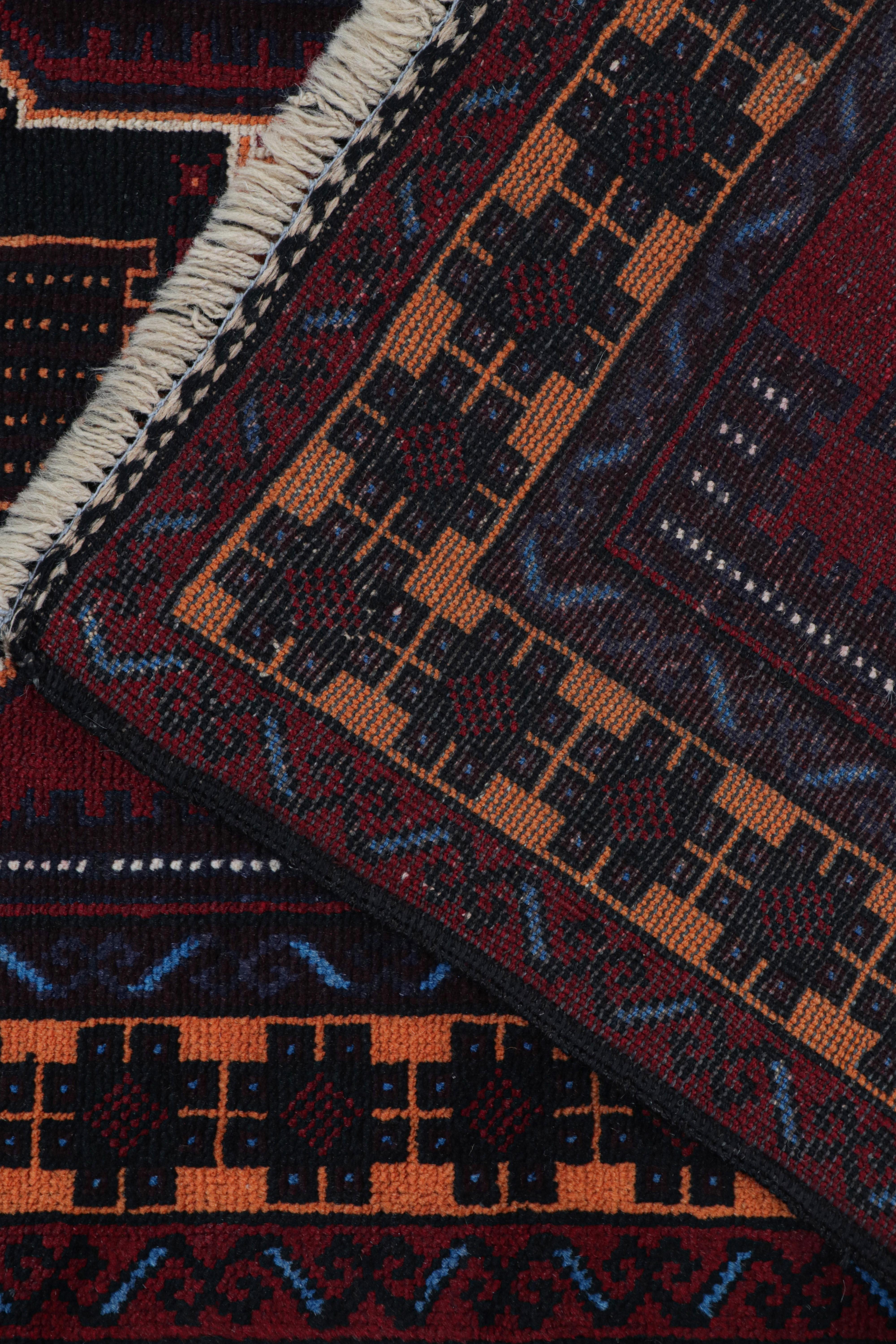 Milieu du XXe siècle Tapis de couloir Baluch vintage en bourgogne à motifs géométriques, de Rug & Kilim en vente