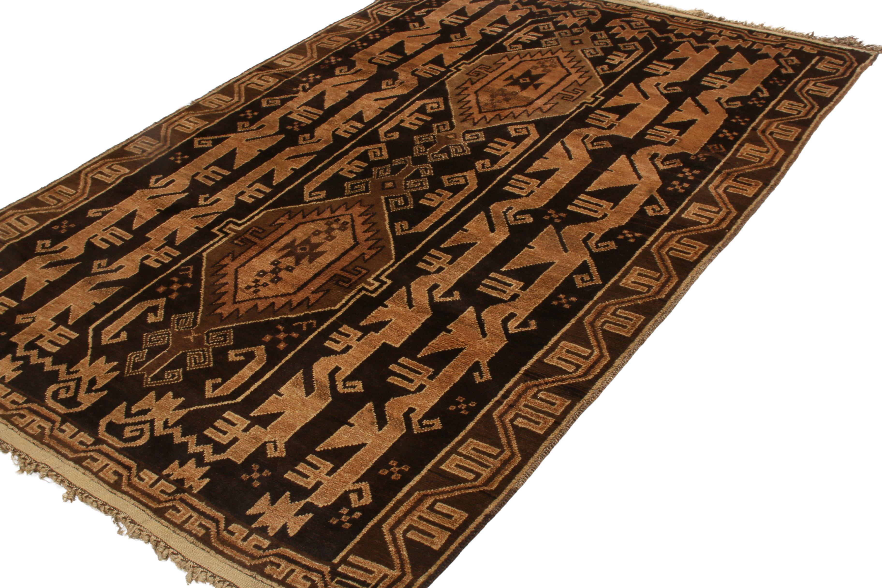 Goldener, brauner, persischer Baluch-Wollteppich von Rug & Kilim (Moderne der Mitte des Jahrhunderts) im Angebot