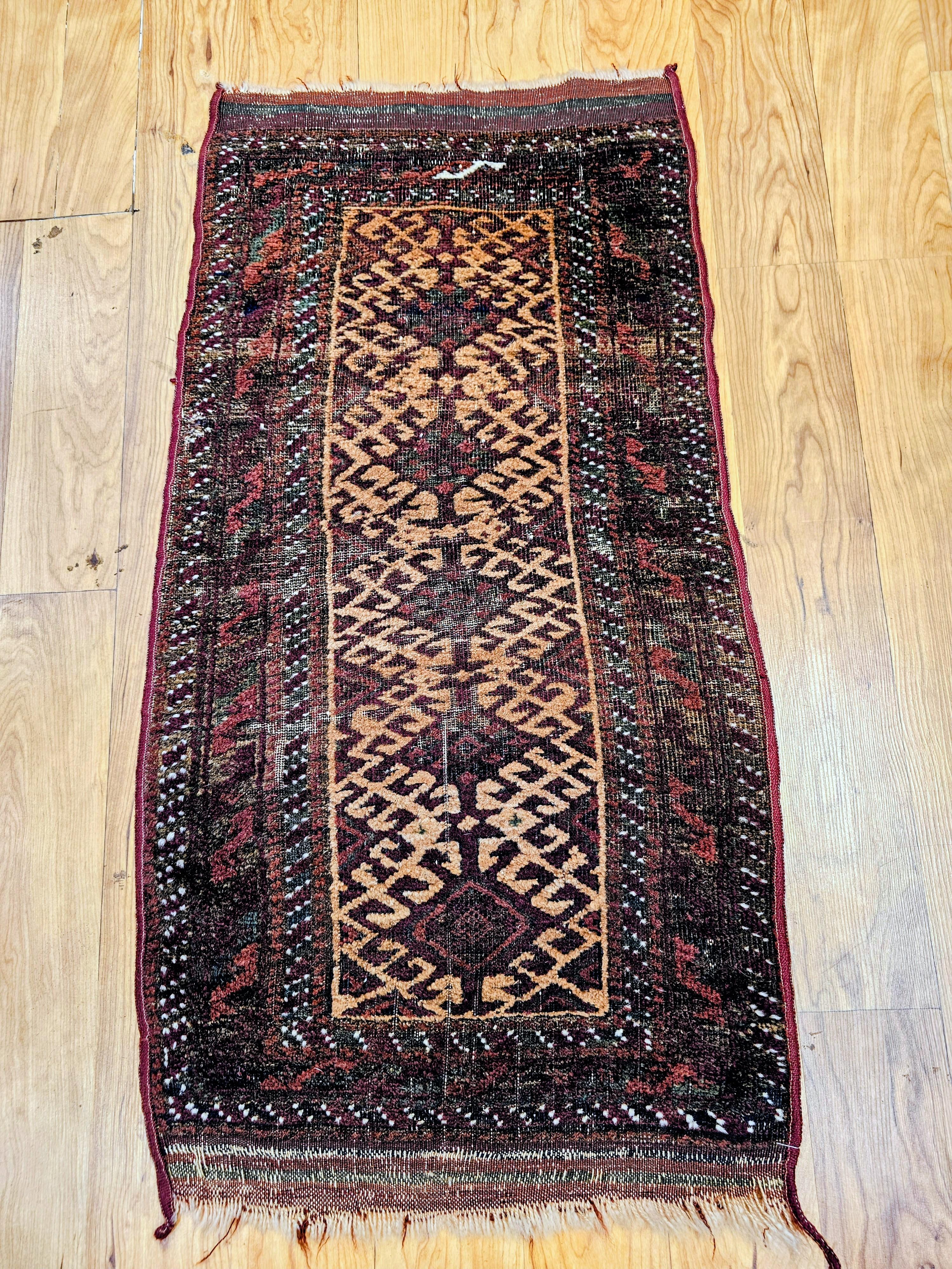 Ein fein gewebter Gebetsteppich der Belutschen im Westen Afghanistans, der die traditionelle Stammeskunst in einem kompakten Format präsentiert. Dieser kleine Teppich zeichnet sich durch ein auffälliges Design mit cremefarbenen und dunkelgrünen