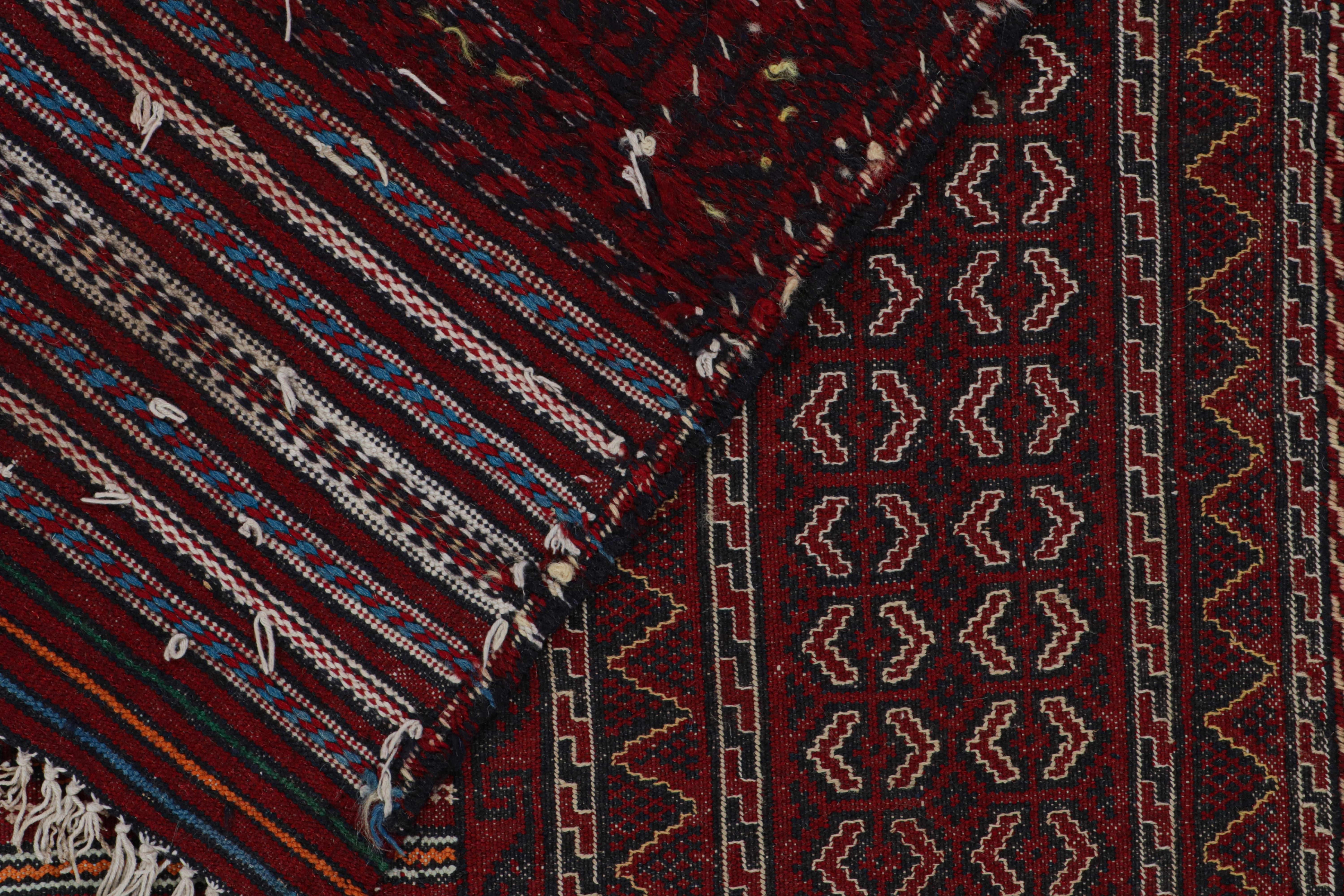 Vintage Baluch Tribal Kilim in Rot mit geometrischen Mustern, von Rug & Kilim (Mitte des 20. Jahrhunderts) im Angebot