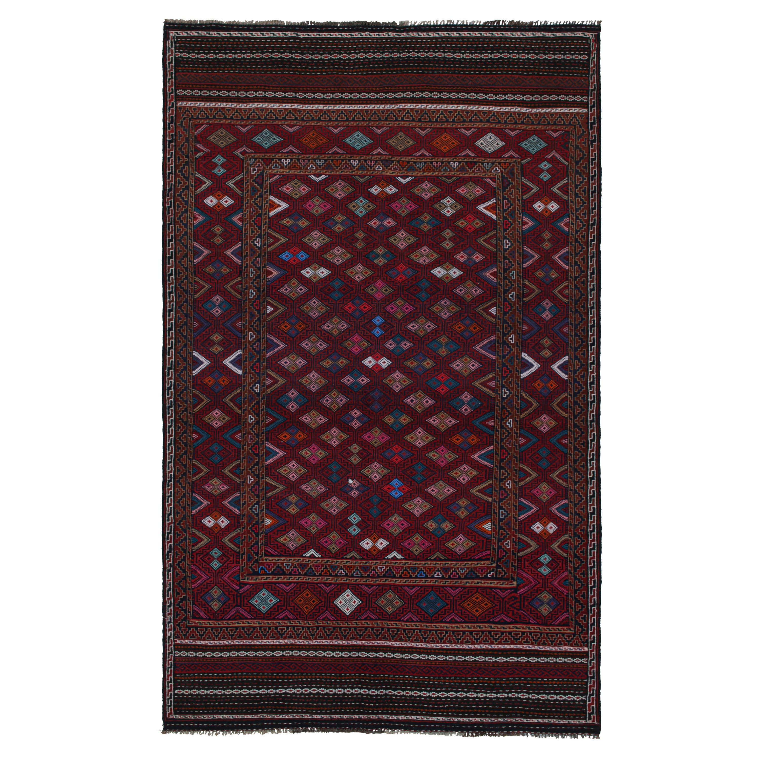 Tapis Kilim tribal Baluch rouge à motifs géométriques, de Rug & Kilim