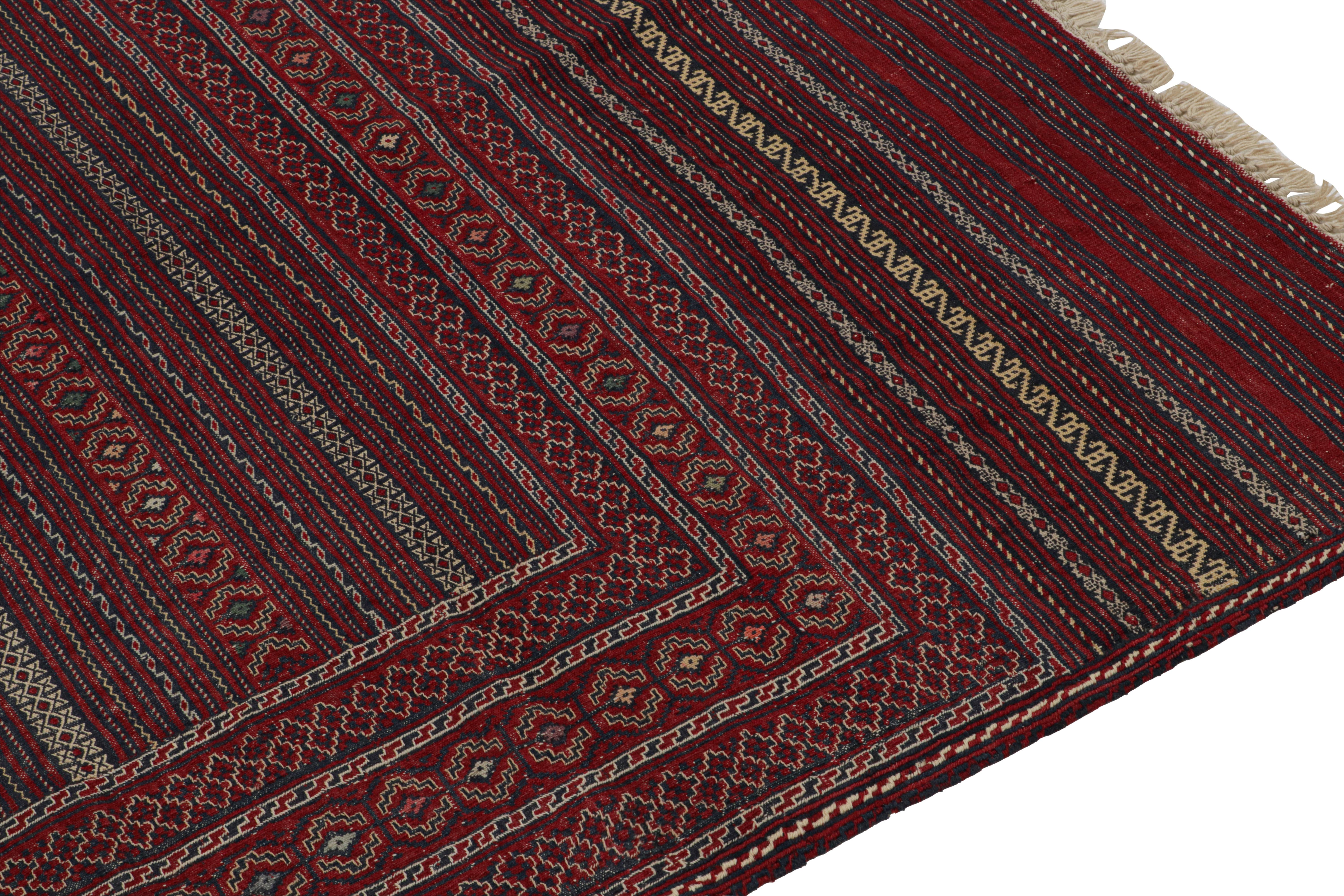 Vintage Baluch Tribal Kilim mit roten und blauen geometrischen Mustern, von Rug & Kilim (Handgewebt) im Angebot