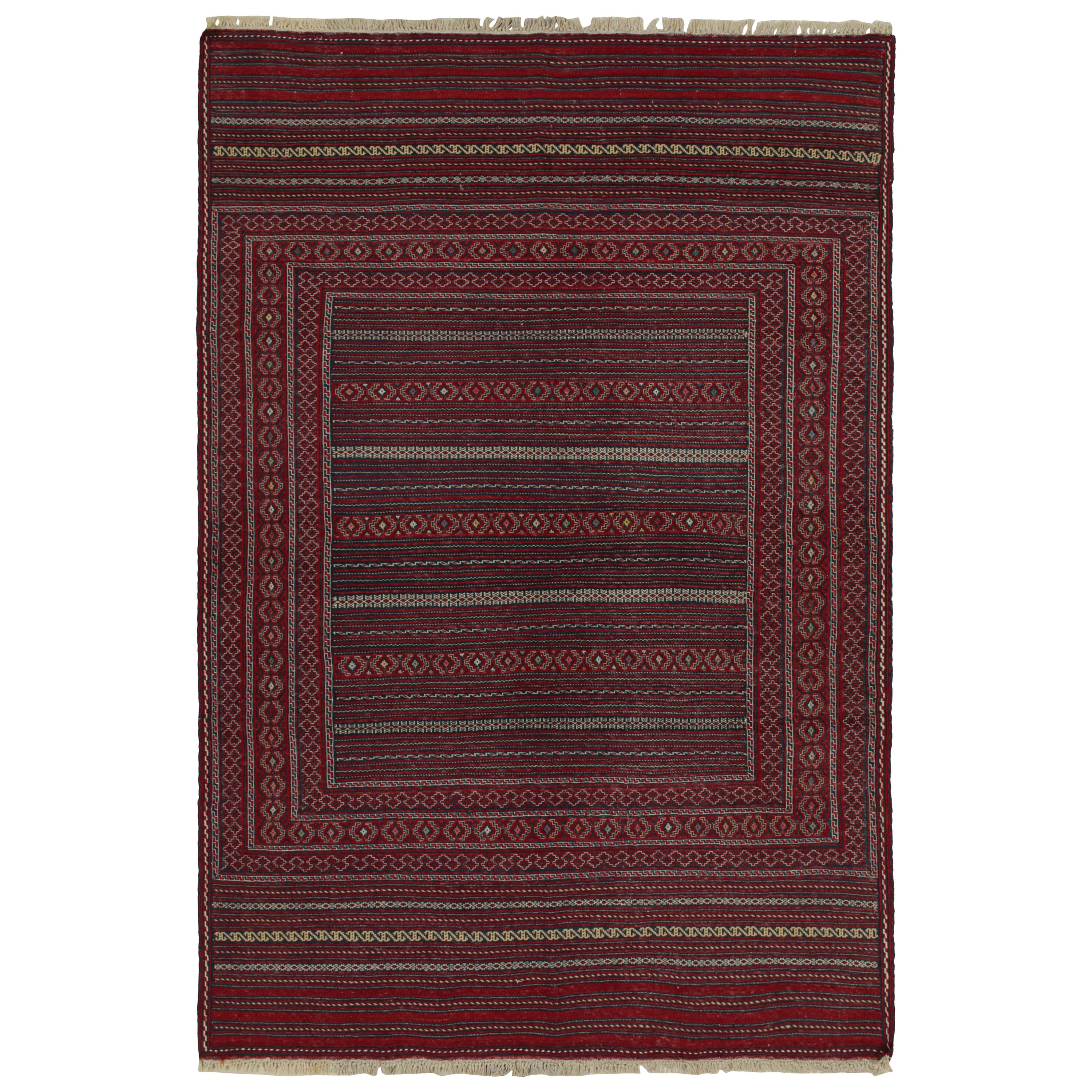 Tapis Kilim tribal Baluch vintage avec motifs géométriques rouges et bleus, de Rug & Kilim