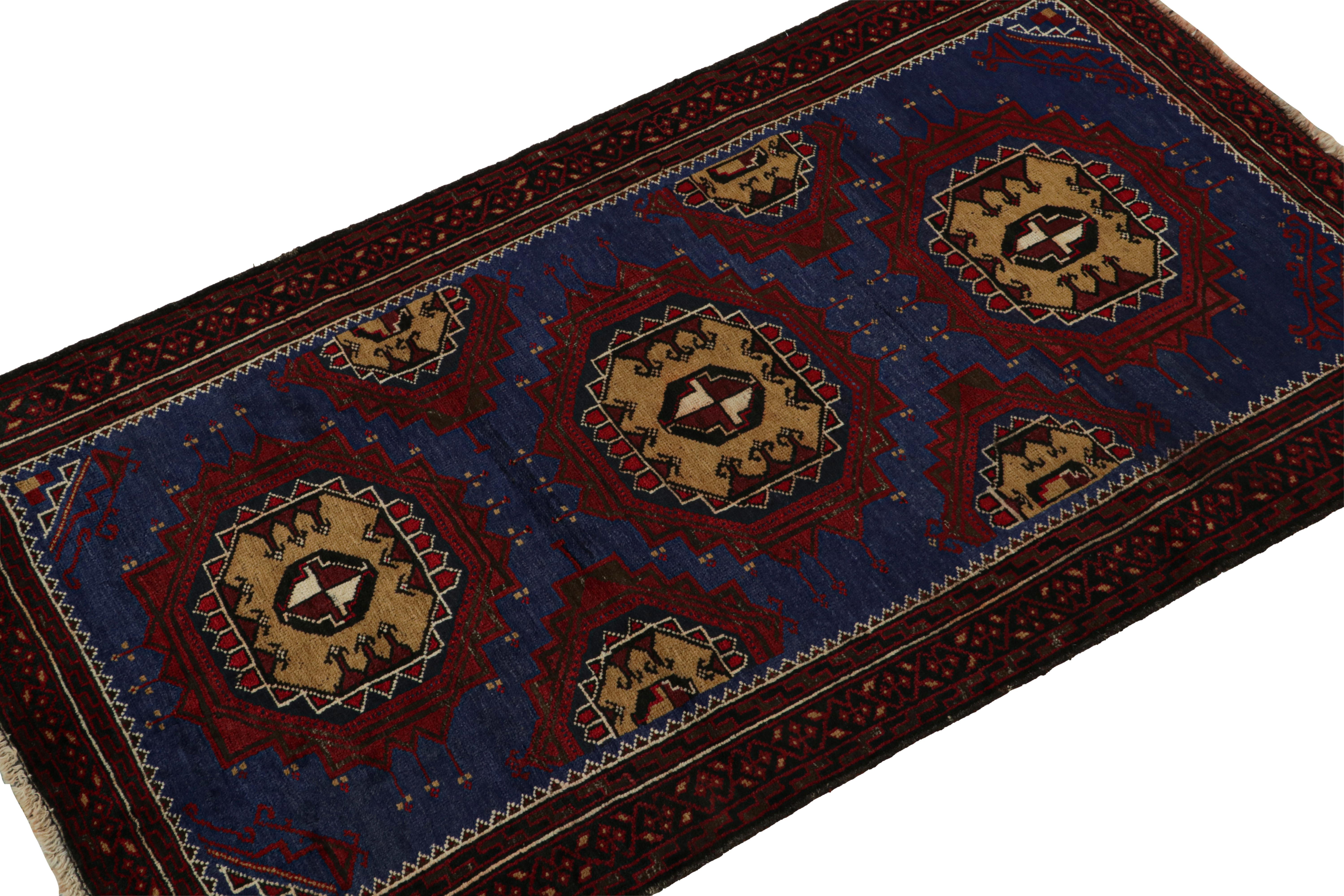 Noué à la main en laine et en poils de chèvre vers 1950-1960, ce tapis tribal Baluch vintage 4x6 est une nouvelle collection de Rug & Kilim. 

Sur le Design :

Ce motif présente de riches médaillons rouges et beige-brun sur un champ bleu marine,