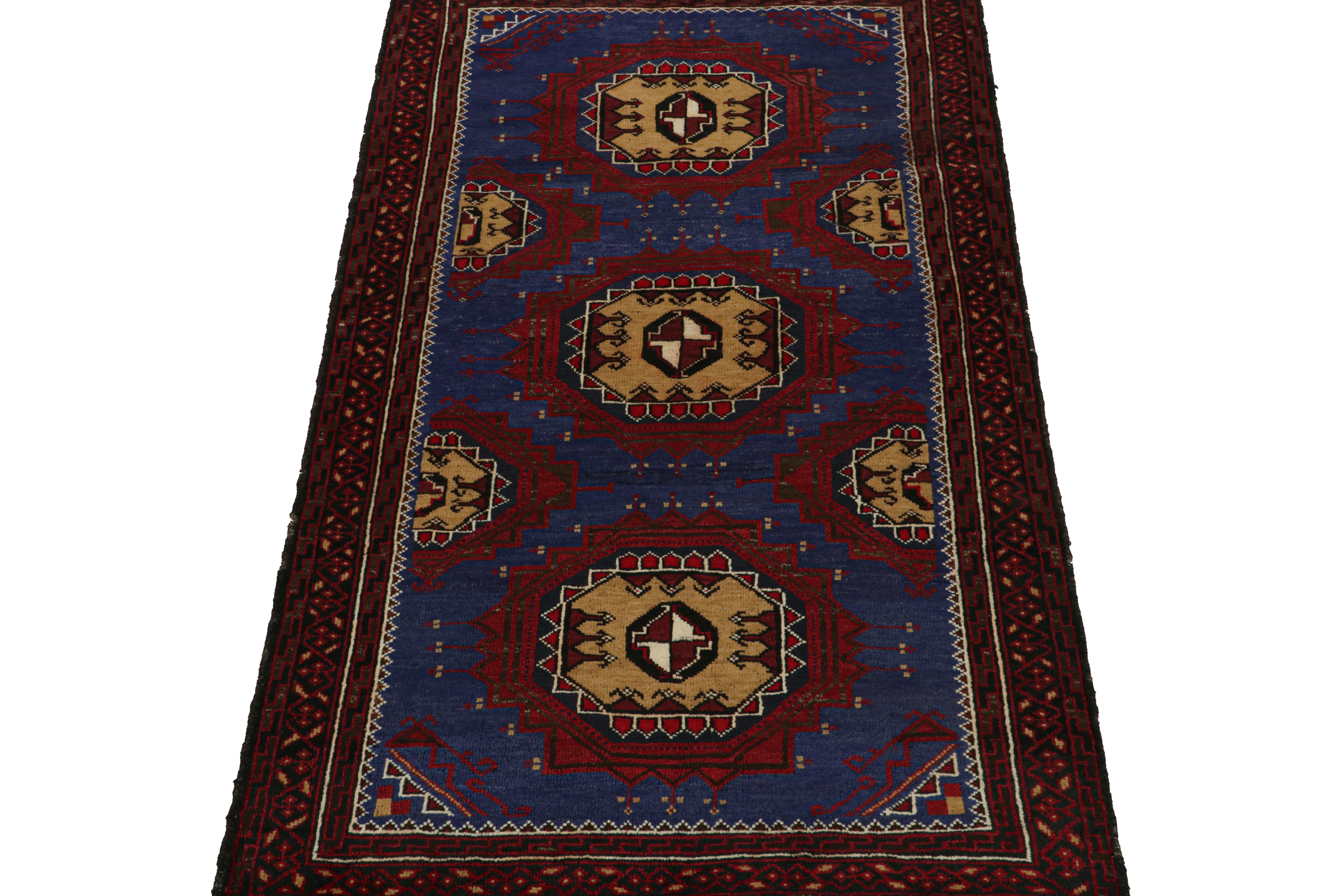 Tribal Tapis tribal Baluch vintage en bleu avec médaillons rouges et beiges, de Rug & Kilim en vente