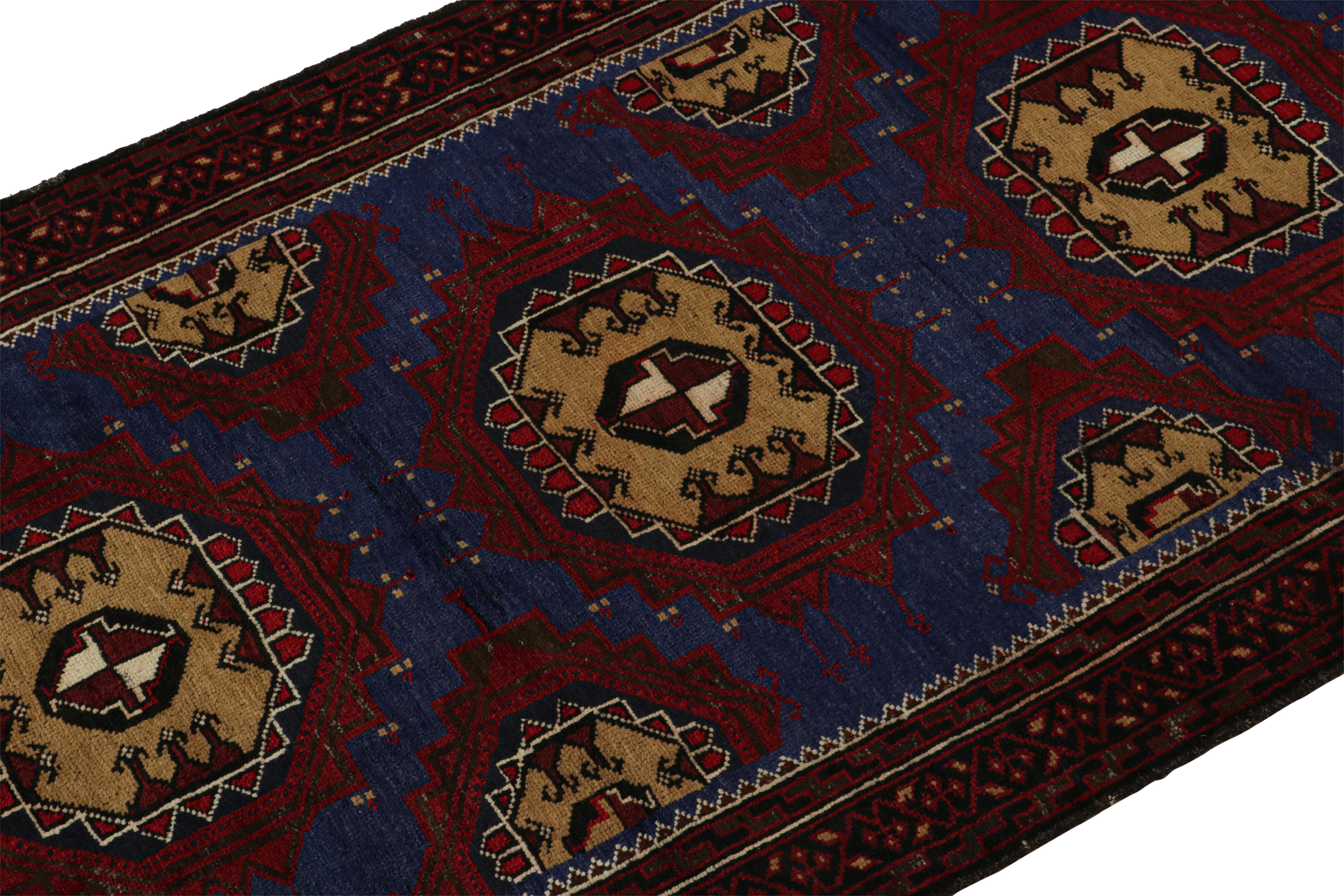 Afghan Tapis tribal Baluch vintage en bleu avec médaillons rouges et beiges, de Rug & Kilim en vente