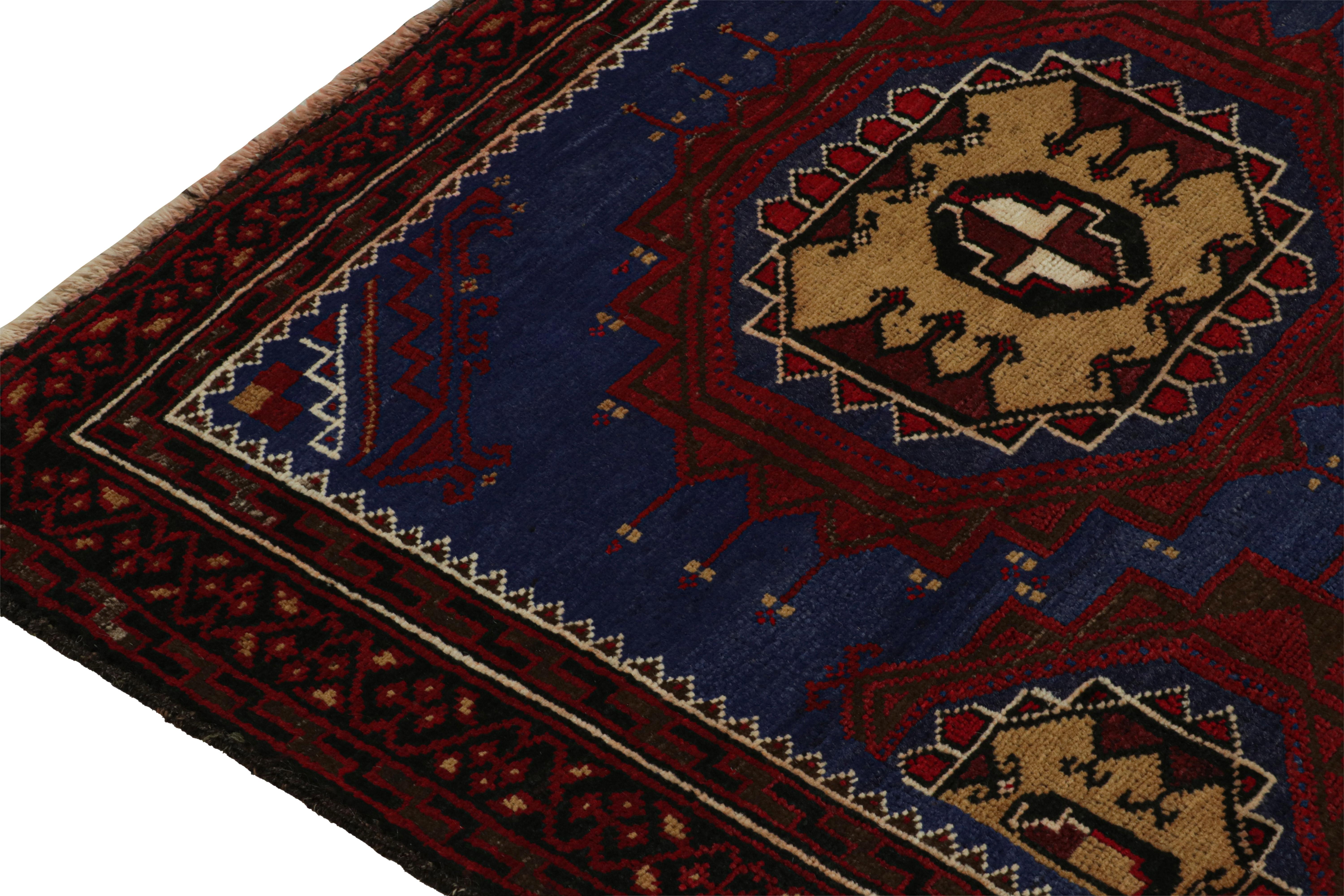 Noué à la main Tapis tribal Baluch vintage en bleu avec médaillons rouges et beiges, de Rug & Kilim en vente